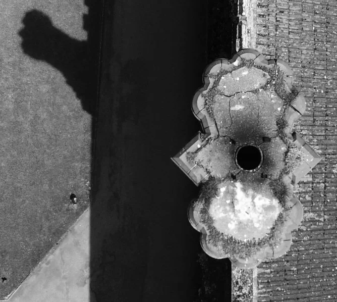 PLATE 2.35: View of the cap and flue of the 1514 brick chimneys at Thornbury atop the lodgings. Drone flight image by Ben Hayward (pilot) and Sheryl Boyle (conductor), 2017.
