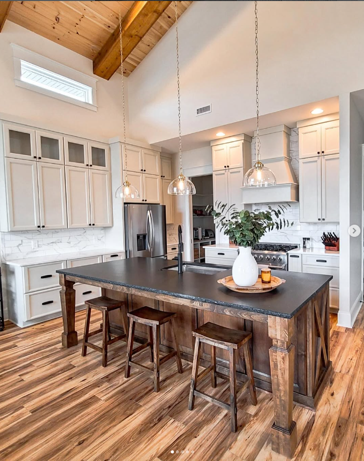 portfolio-white-kitchen-dark-island.png