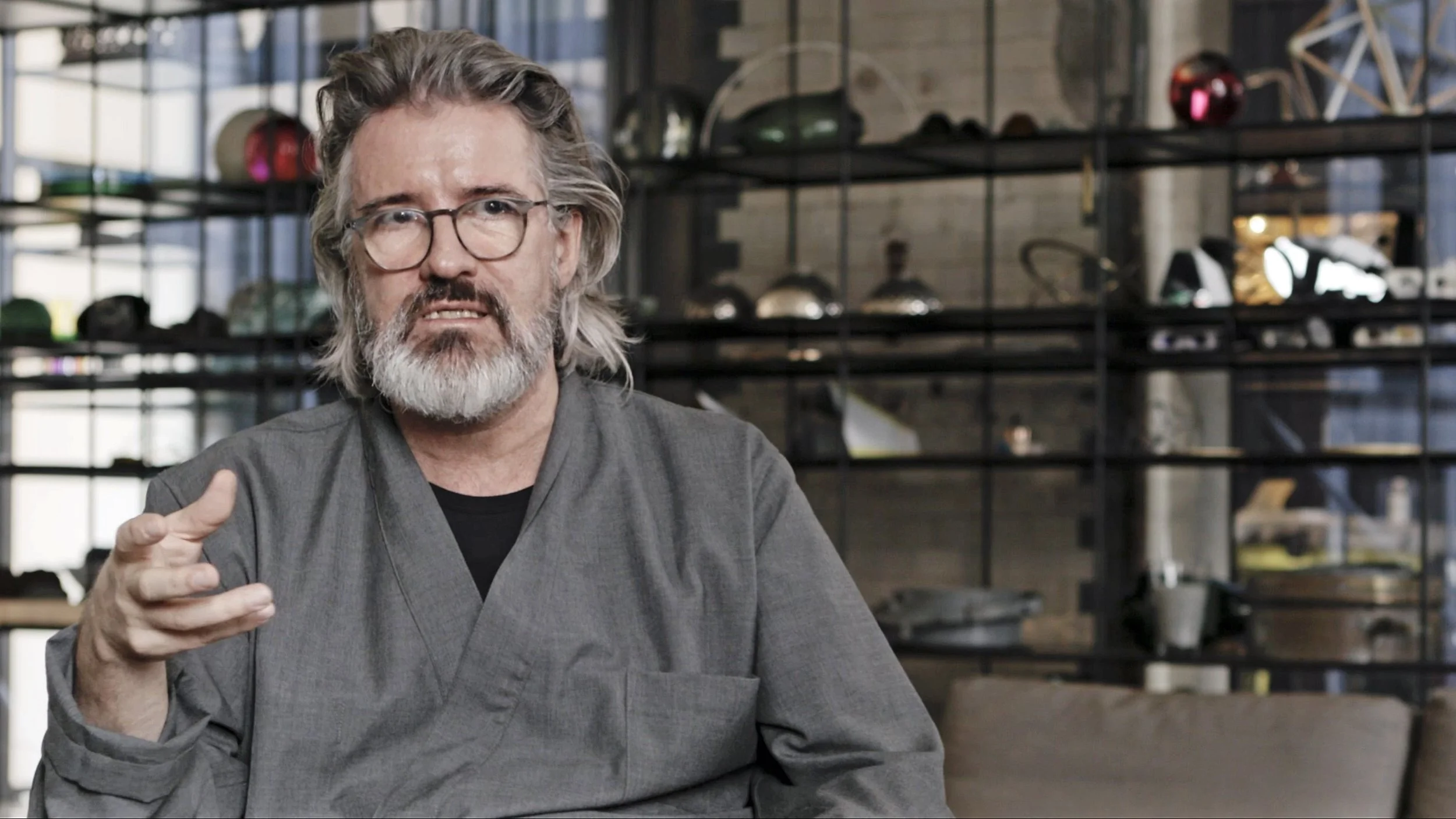 Foto des Künstlers Olafur Eliasson in seinem Atelier und in dem Dokumentarfilm über Kunst und Klimawandel von Mathias Frick
