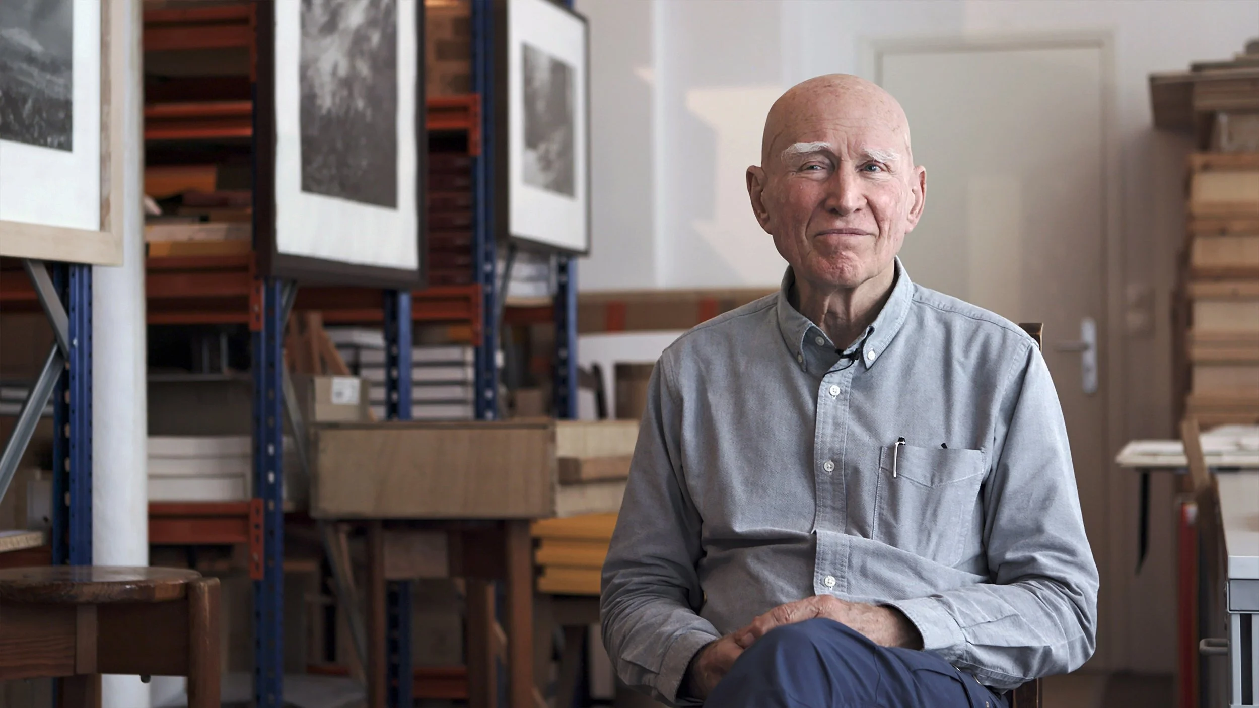 Der legendäre Fotograph Sebastiao Salgado in seinem Atelier in einem seiner letzten Interviews - hier zu seinem Lebenswerk und über Kunst und Klimawandel in dem Dokumentarfilm von Mathias Frick