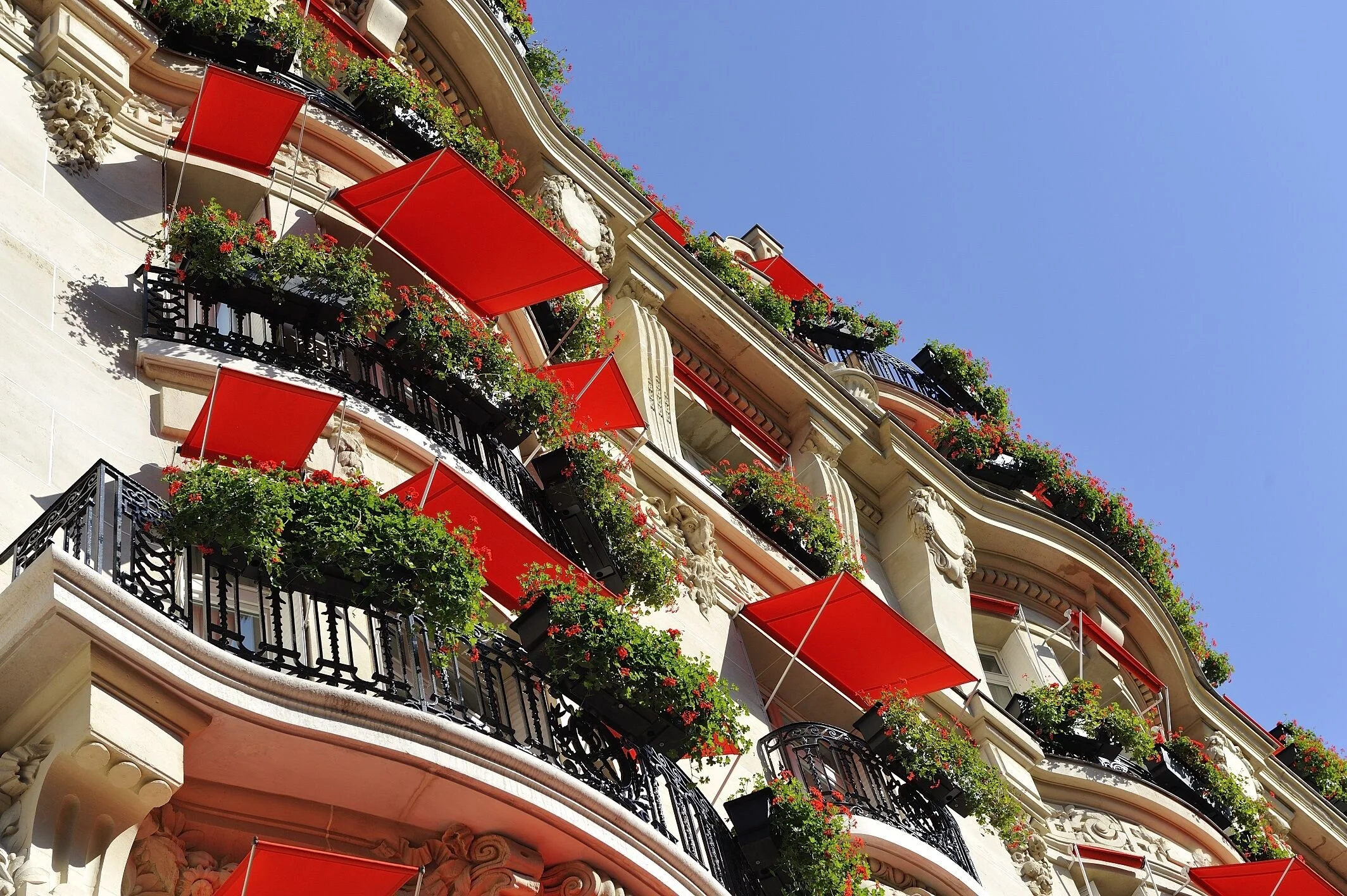 Hôtel Plaza Athénée-Exterior-Red awnings-Dorchester Collection.jpg
