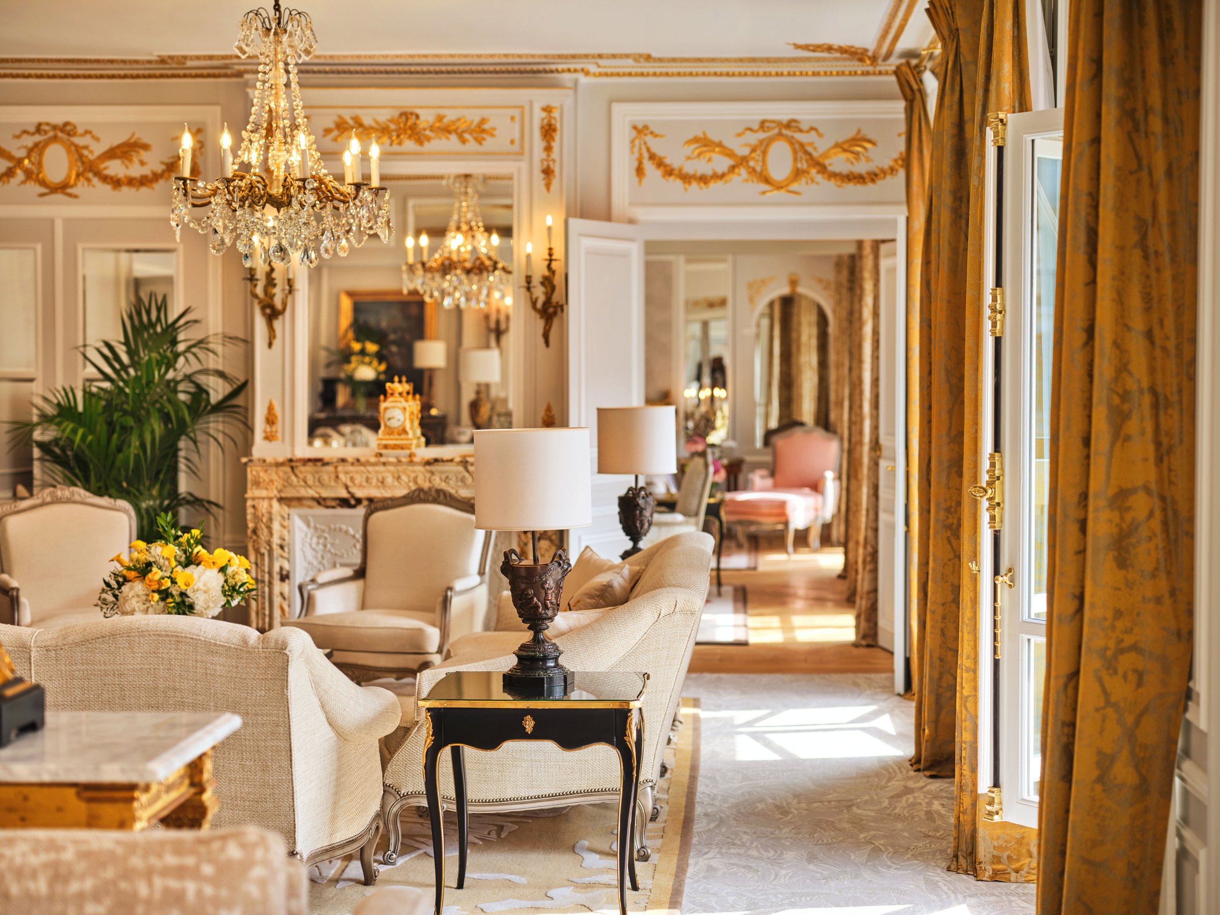 hotel-plaza-athenee-509-Royale-Suite-dorchester-collection.jpg