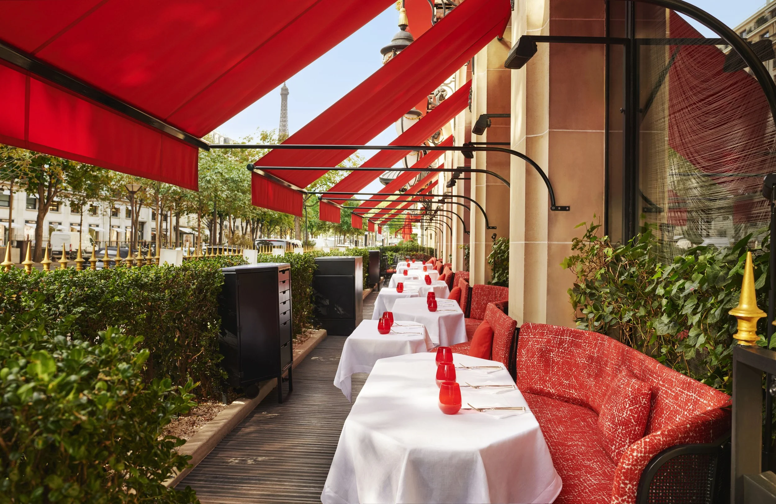 Hotel-Plaza-Athenee-La-Terrasse-Montaigne-restaurant-landscape.jpg