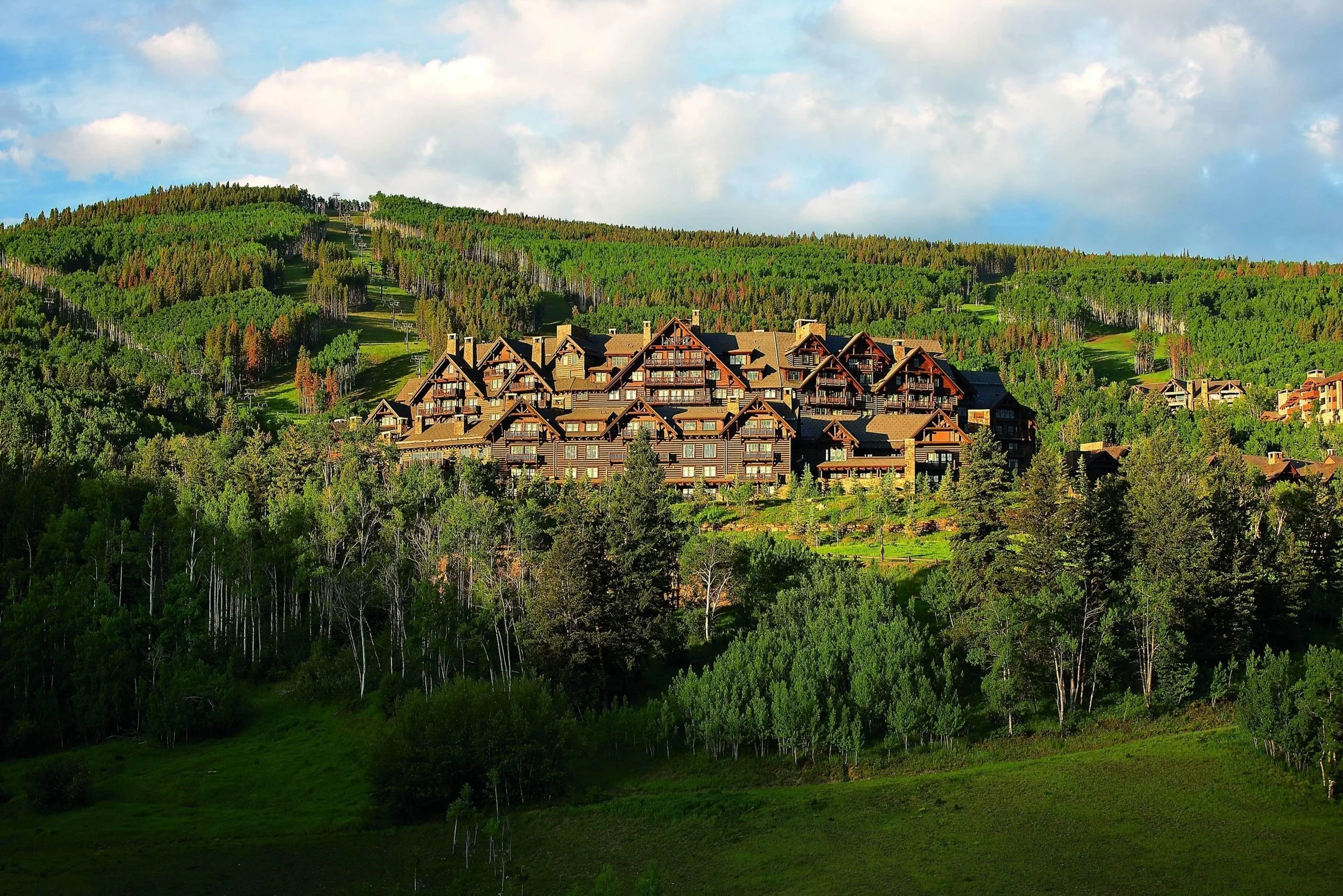 01-resort-and-surrounding-mountain-forest.jpg