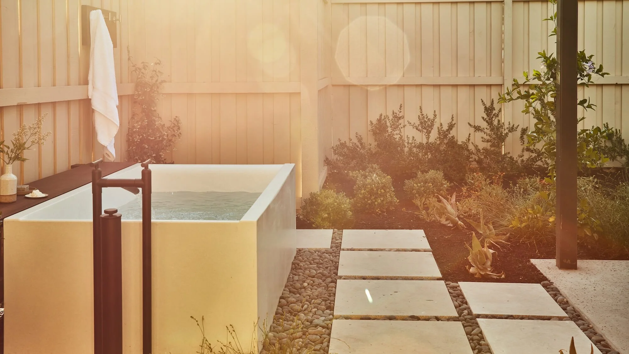 15-Orchard-Suite-outdoor-soaking-tub.jpg