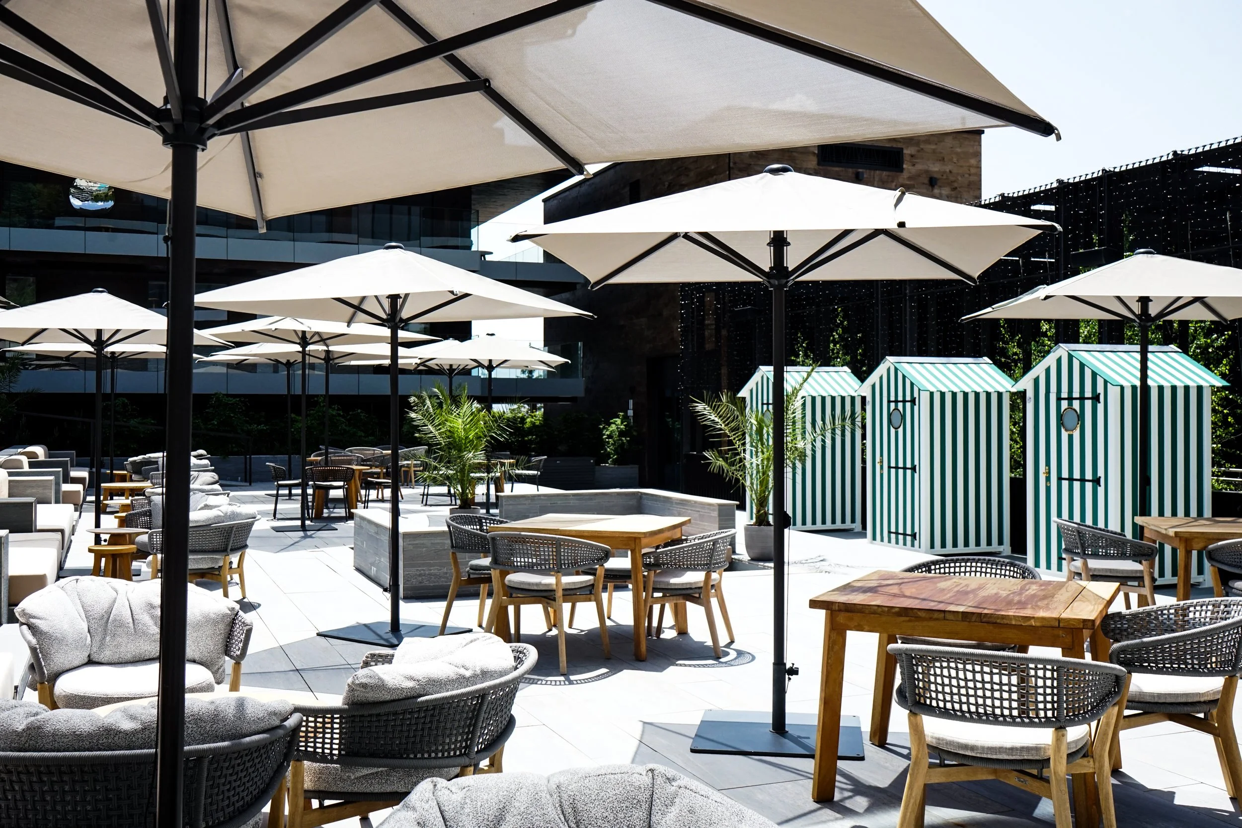 23-le-club-alpin-poolside-setting.jpg