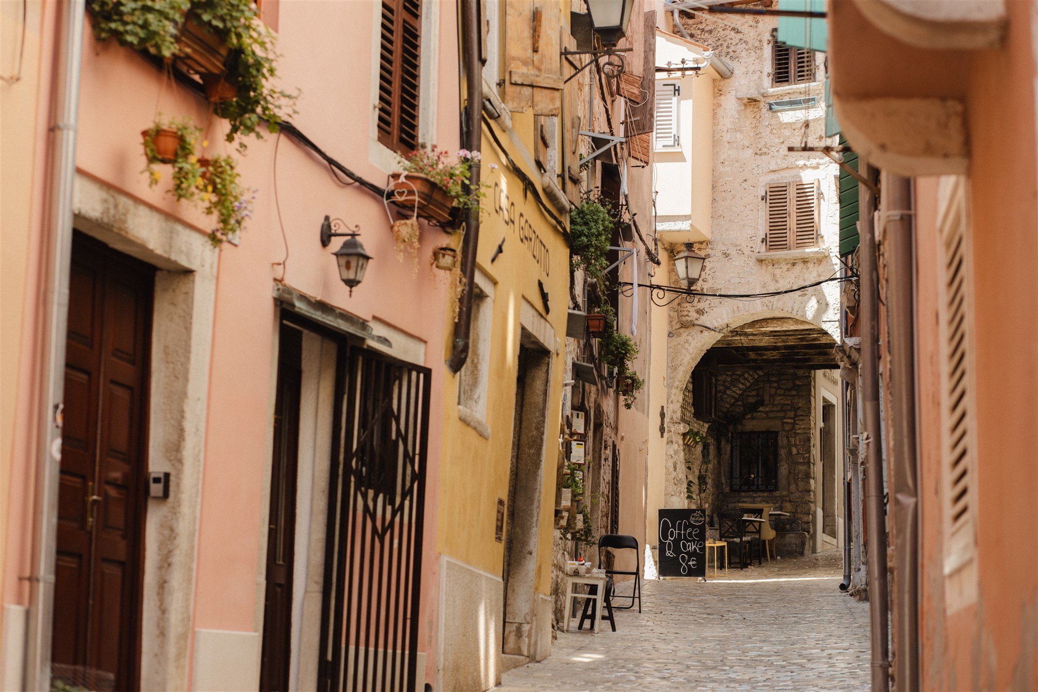 35-narrow-lane-in-rovinj-old-town.jpg