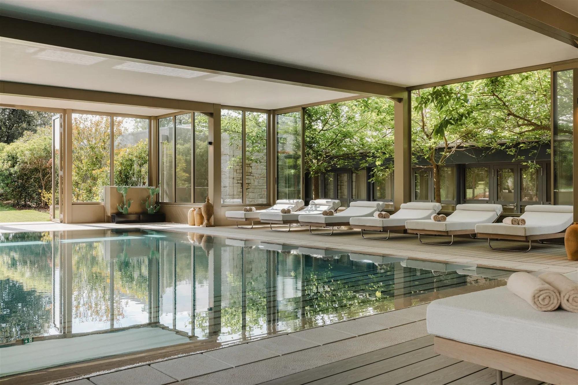 29-indoor-family-pool-and-relaxation-loungers.jpg