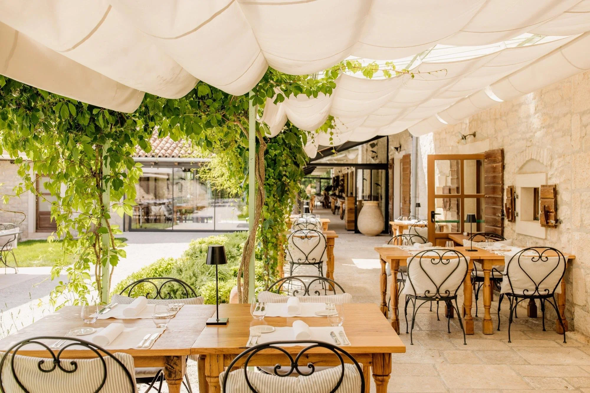 11-meneghetti-restaurant-courtyard-tables.jpg