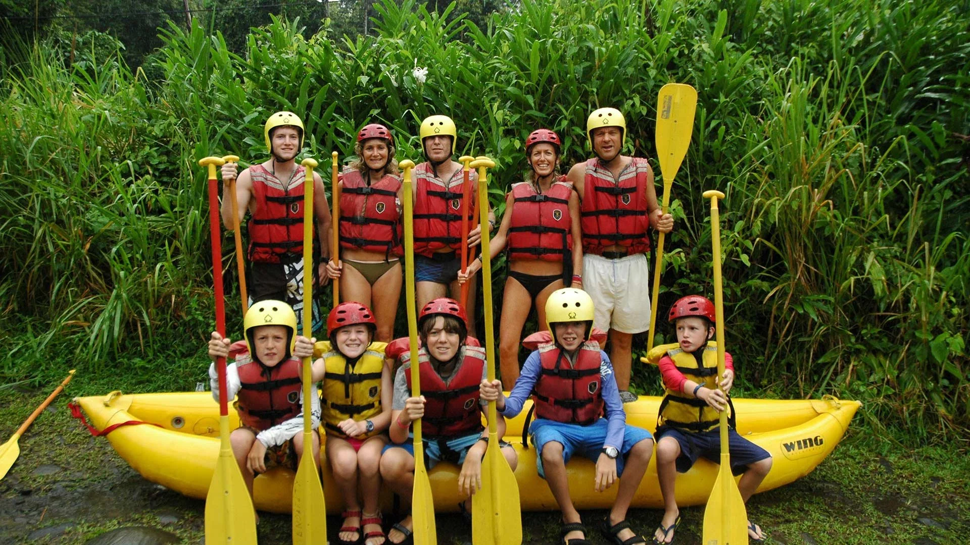 25-group-preparing-for-a-rafting-excursion.jpg