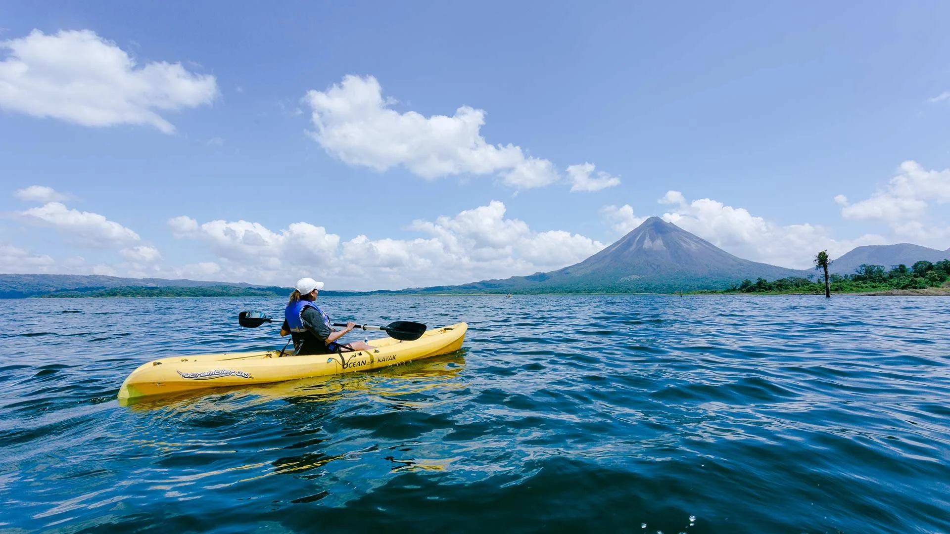 30-kayaking-on-lake-arenal.jpg