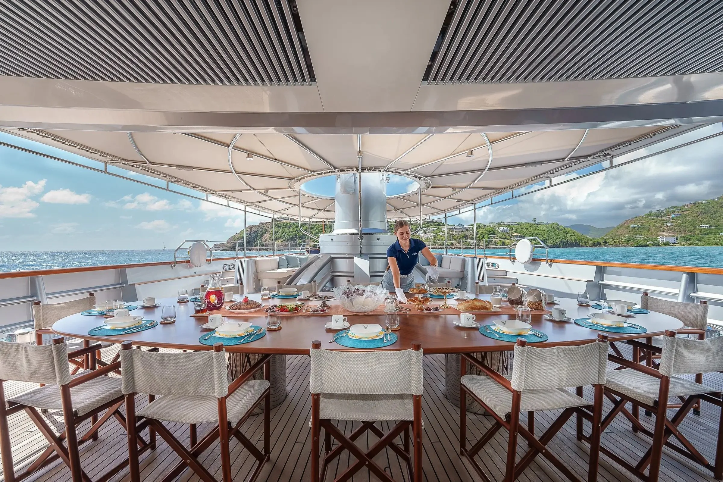09-main-deck-dining.jpeg