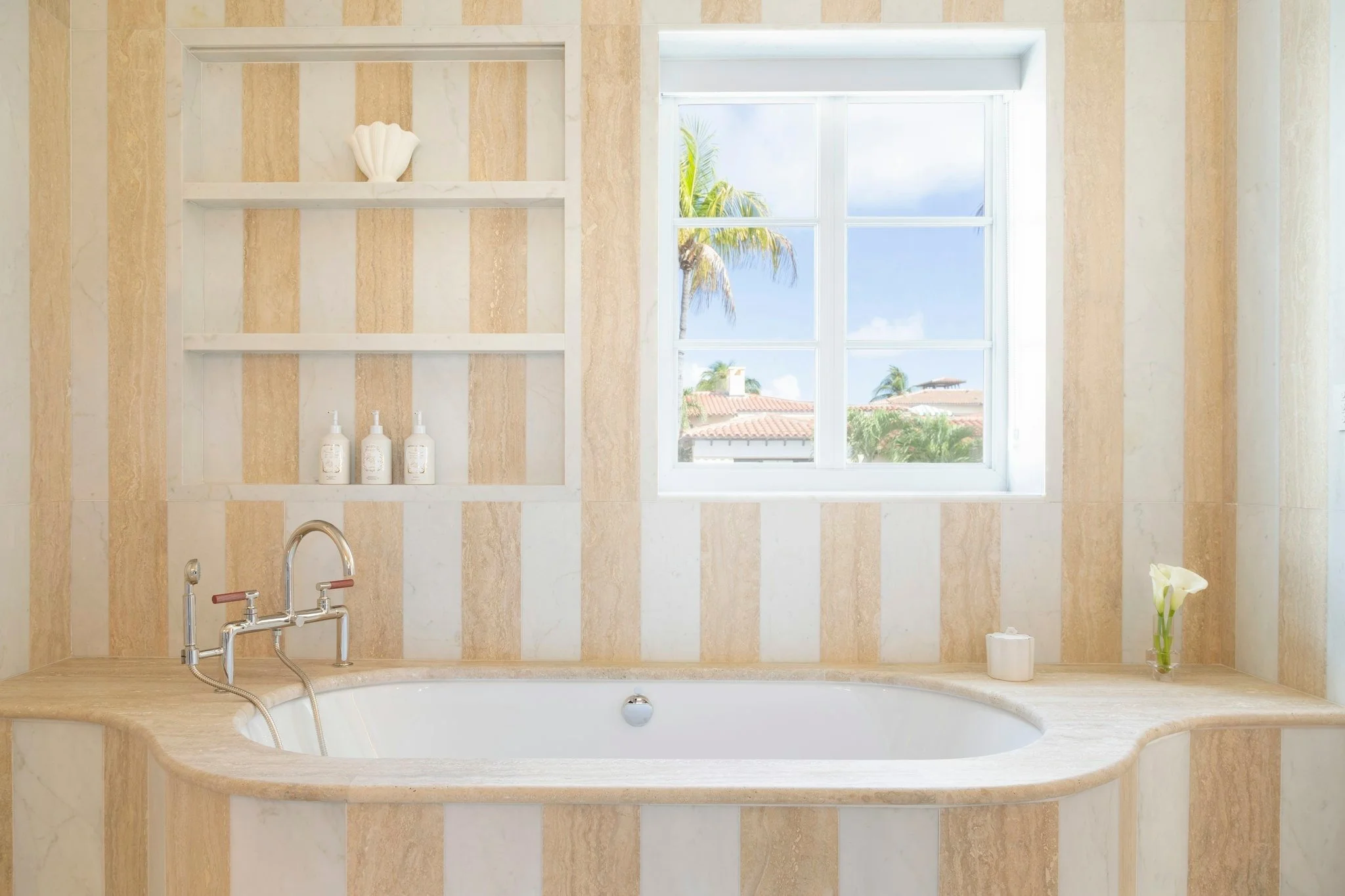 17-presidential-suite-soaking-tub.jpg