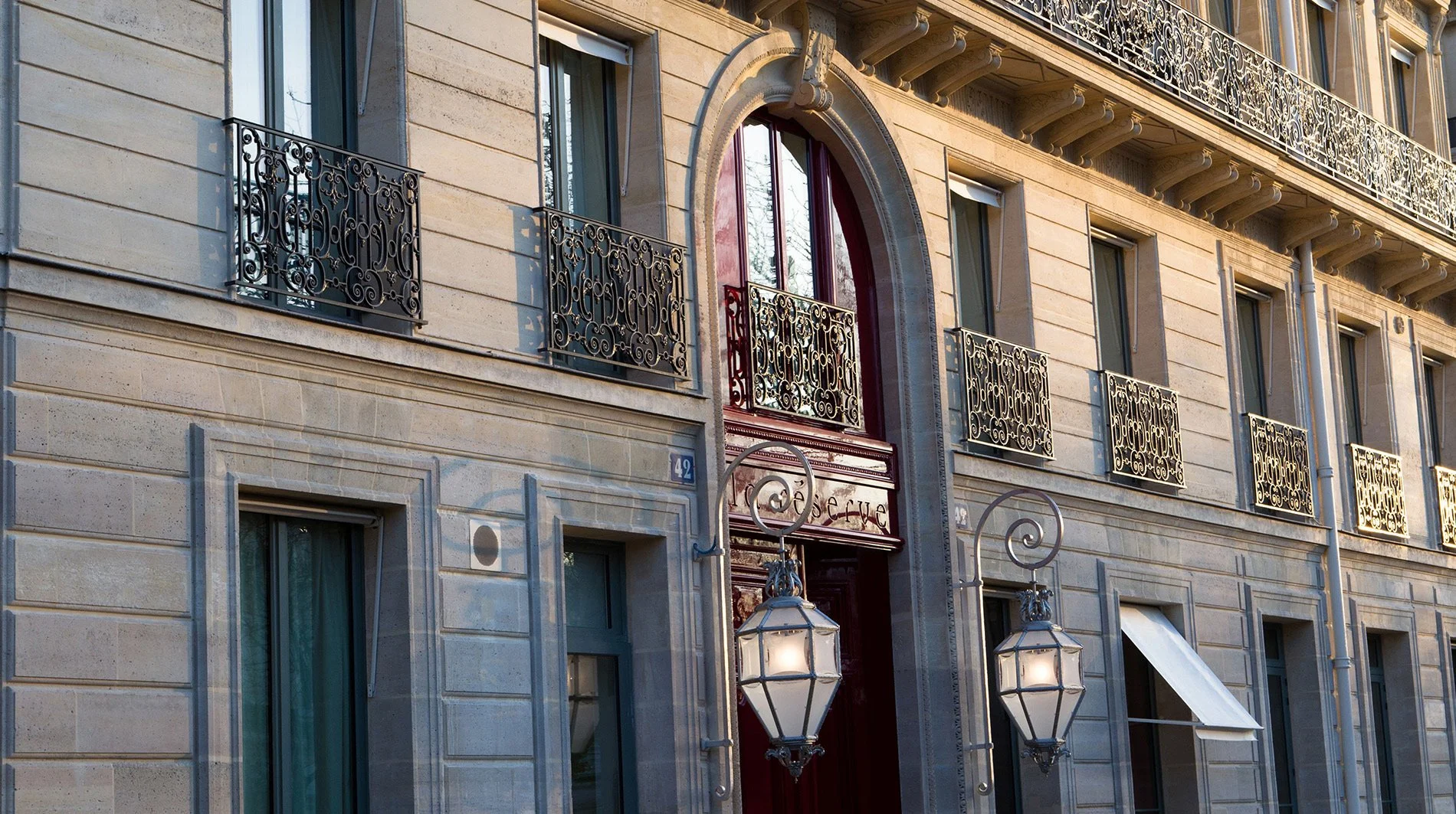 La-Reserve-Paris-entrance.jpeg