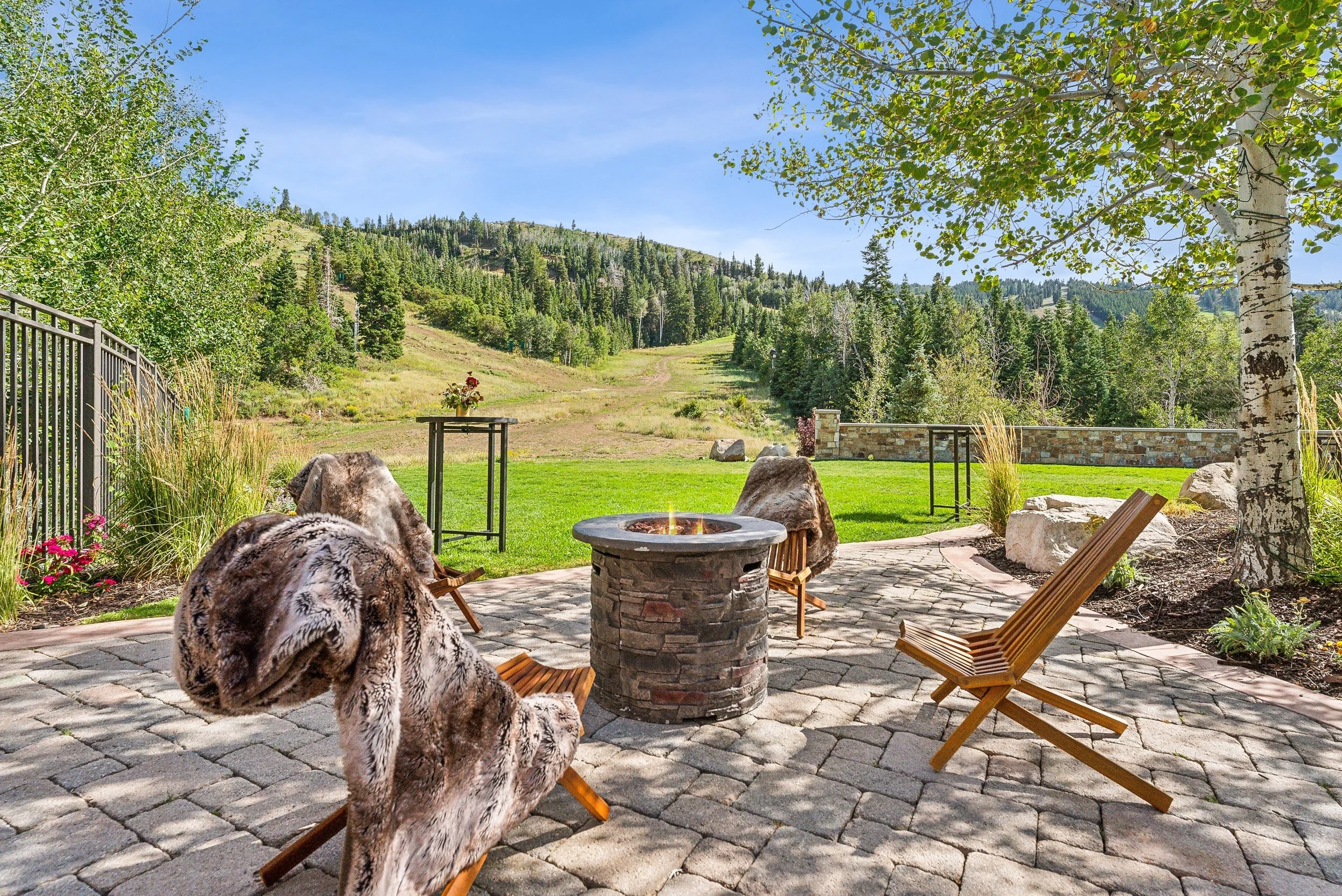 30-outdoor-fire-pit-with-chairs-and-blankets.jpg