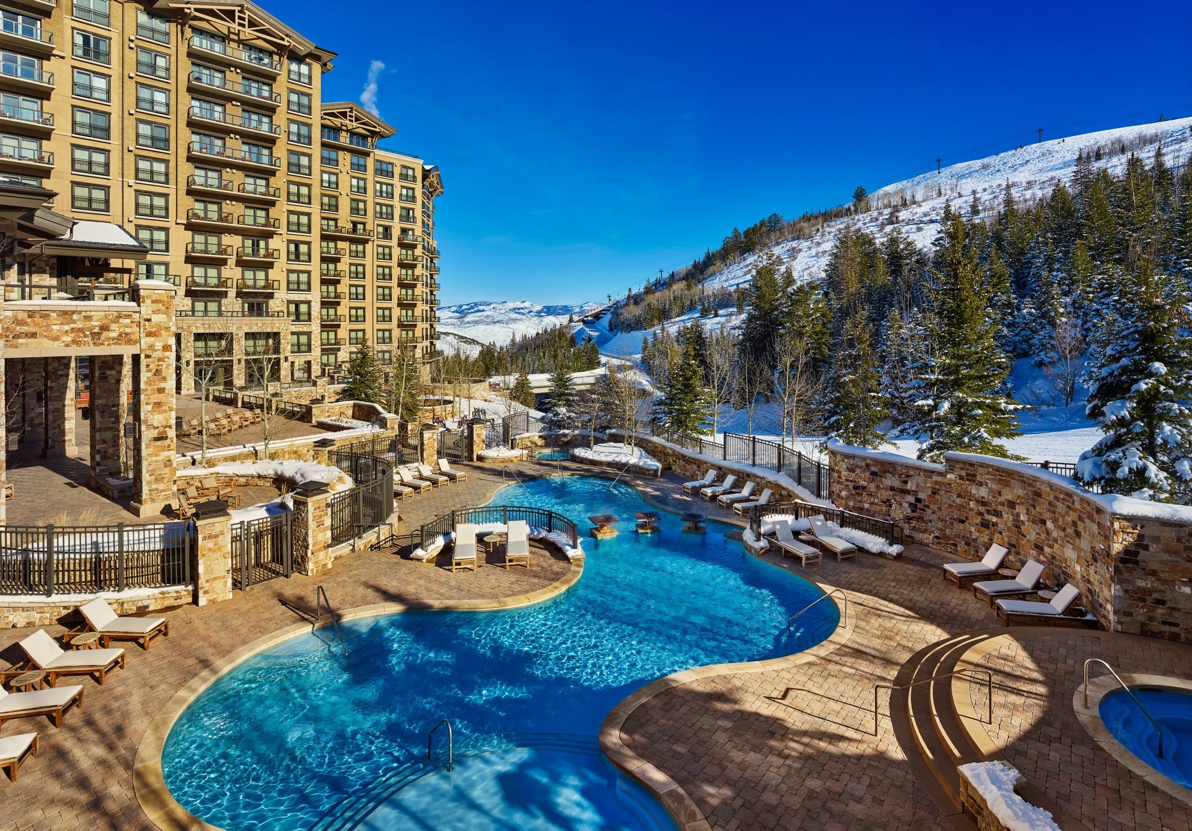 24-the-outdoor-pool-beside-the-hotel-in-winter.jpg