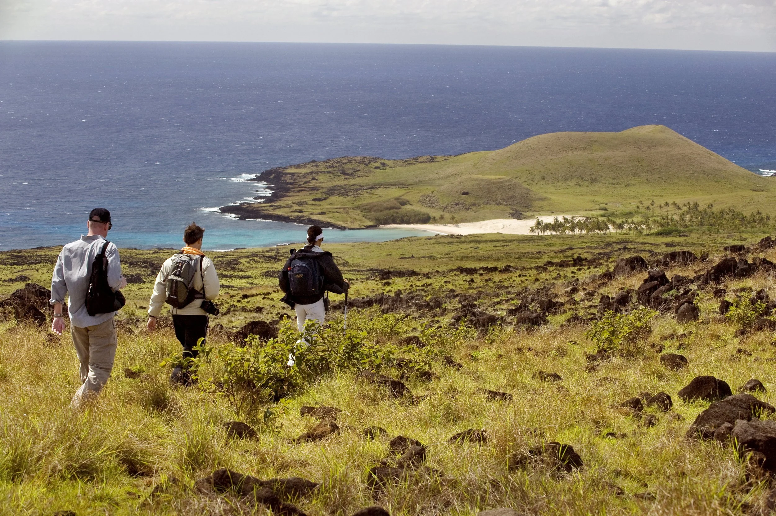 12-hikers-approaching-the-anakena-coast.jpg