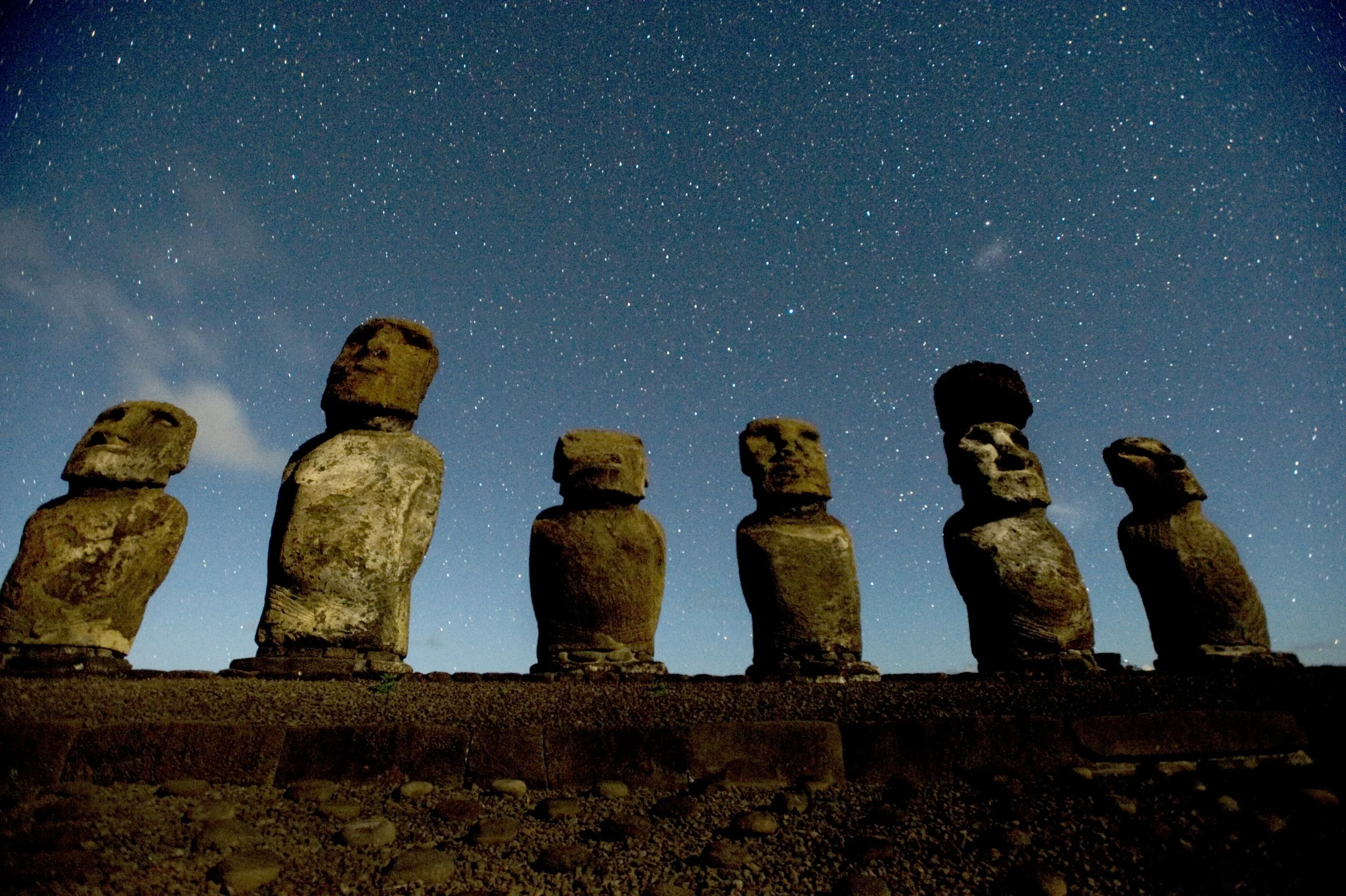 07-moai-beneath-the-night-sky.jpg