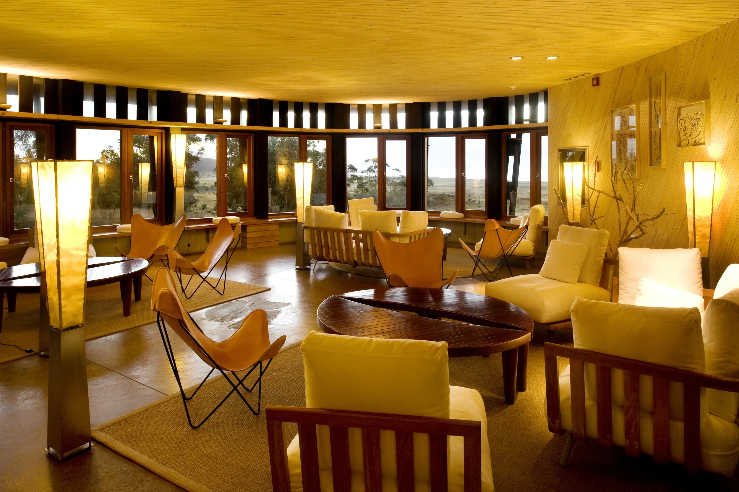 05-warm-timber-in-the-lodge-lounge.jpg