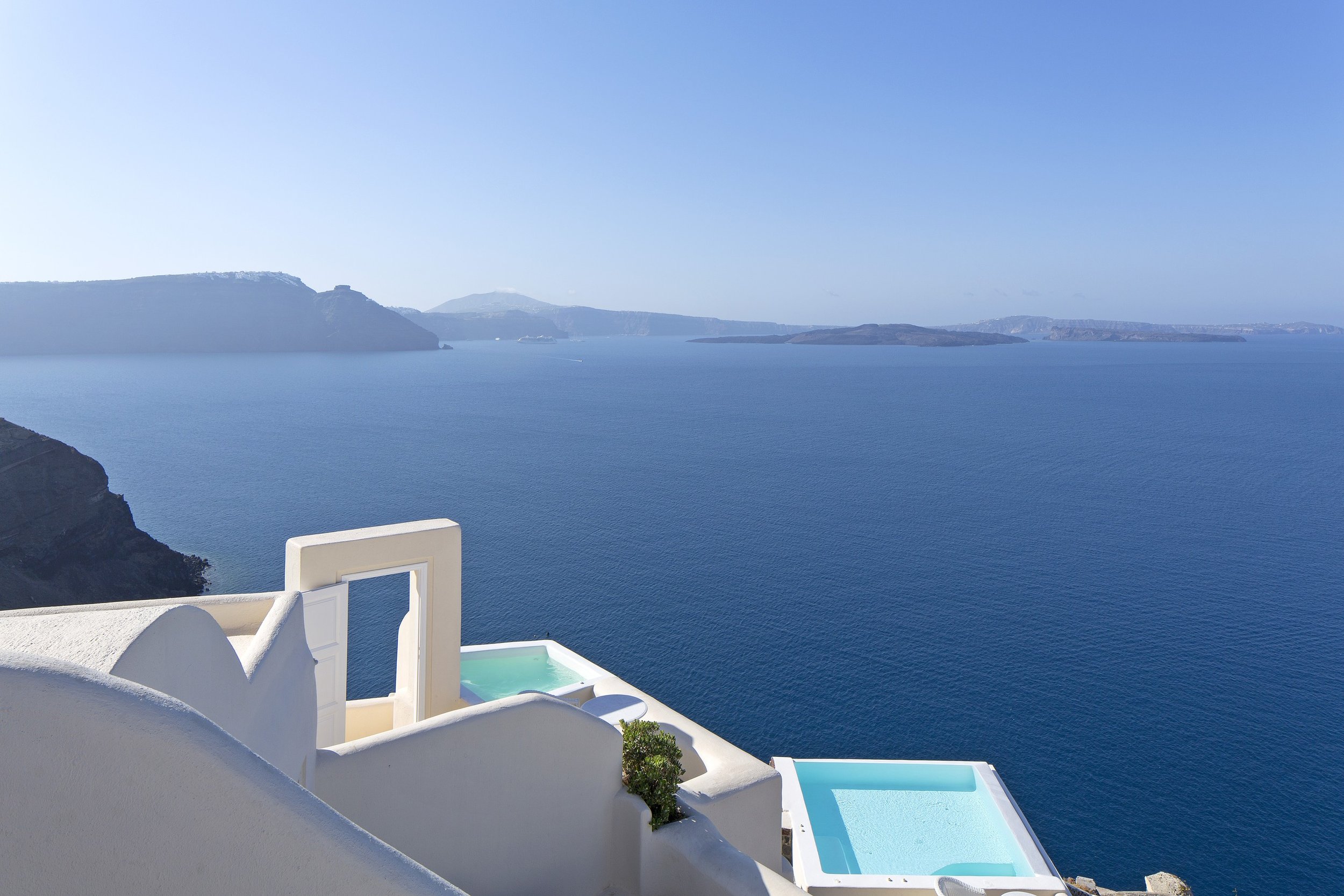 01-canaves-oia-suites-terraces-above-the-caldera.jpg