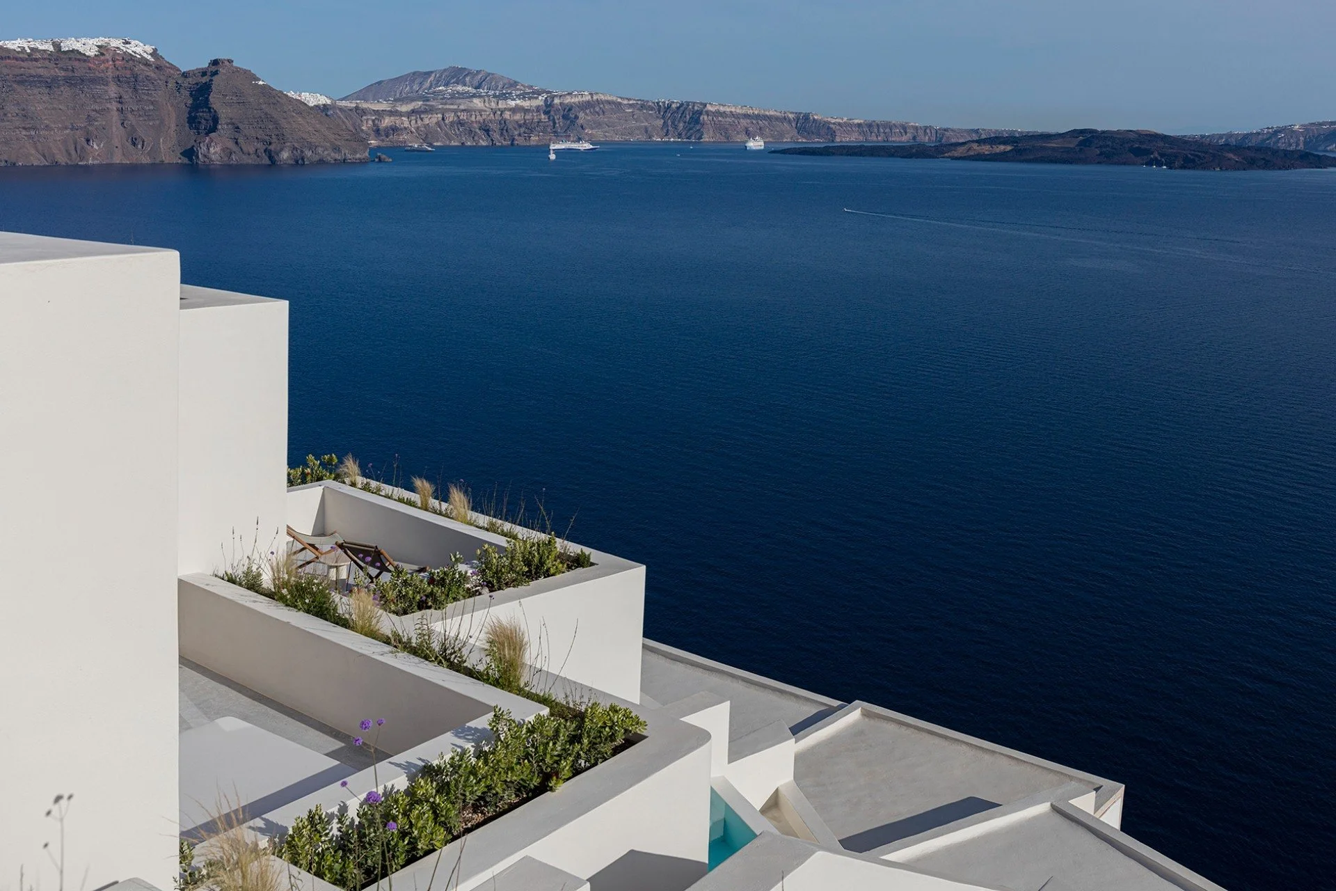 38-one-bedroom-pool-villa-terraces-and-caldera-outlook.jpg