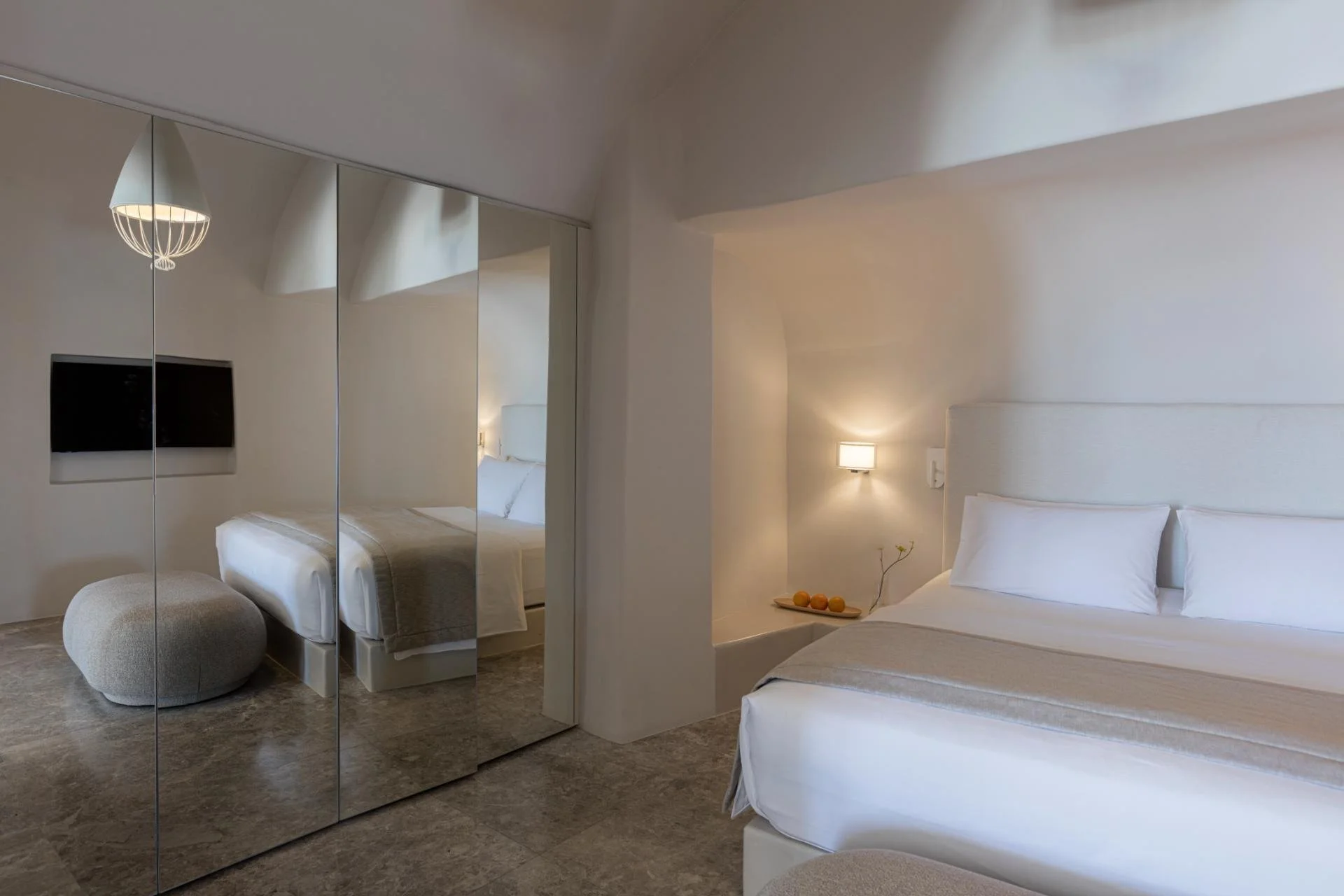 06-infinity-pool-suite-bedroom.jpg