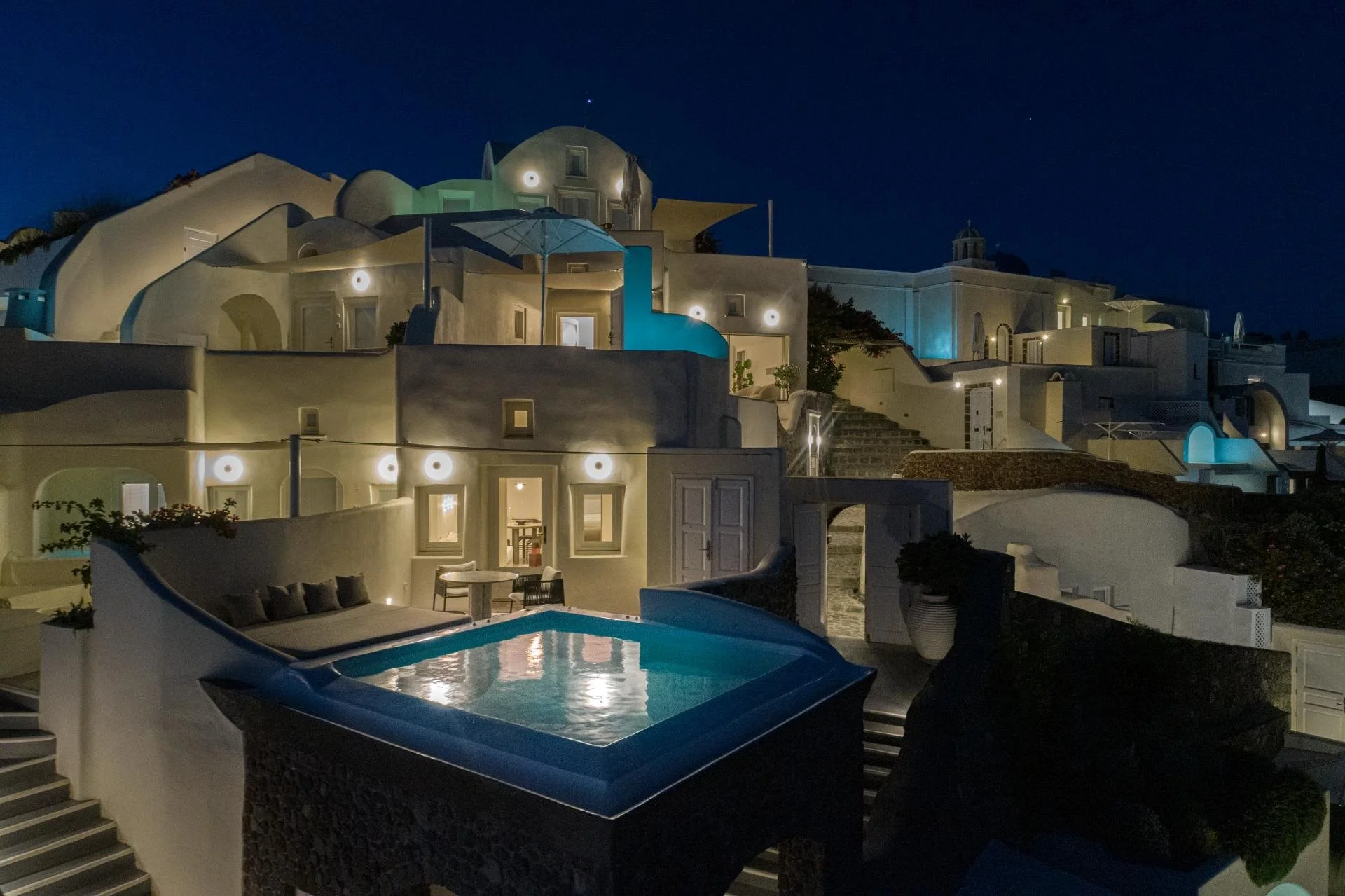 04-infinity-pool-suite-exterior-at-night.jpg