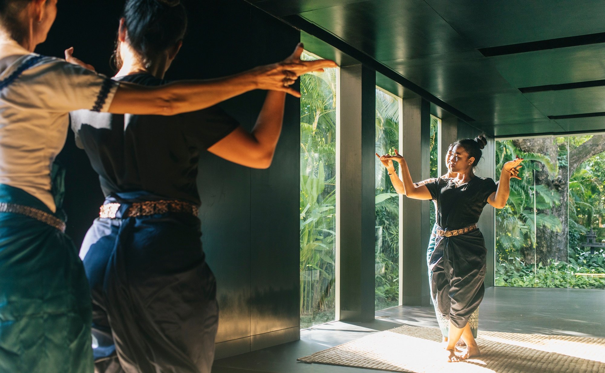 27-instructor-assisting-a-movement-session.jpg