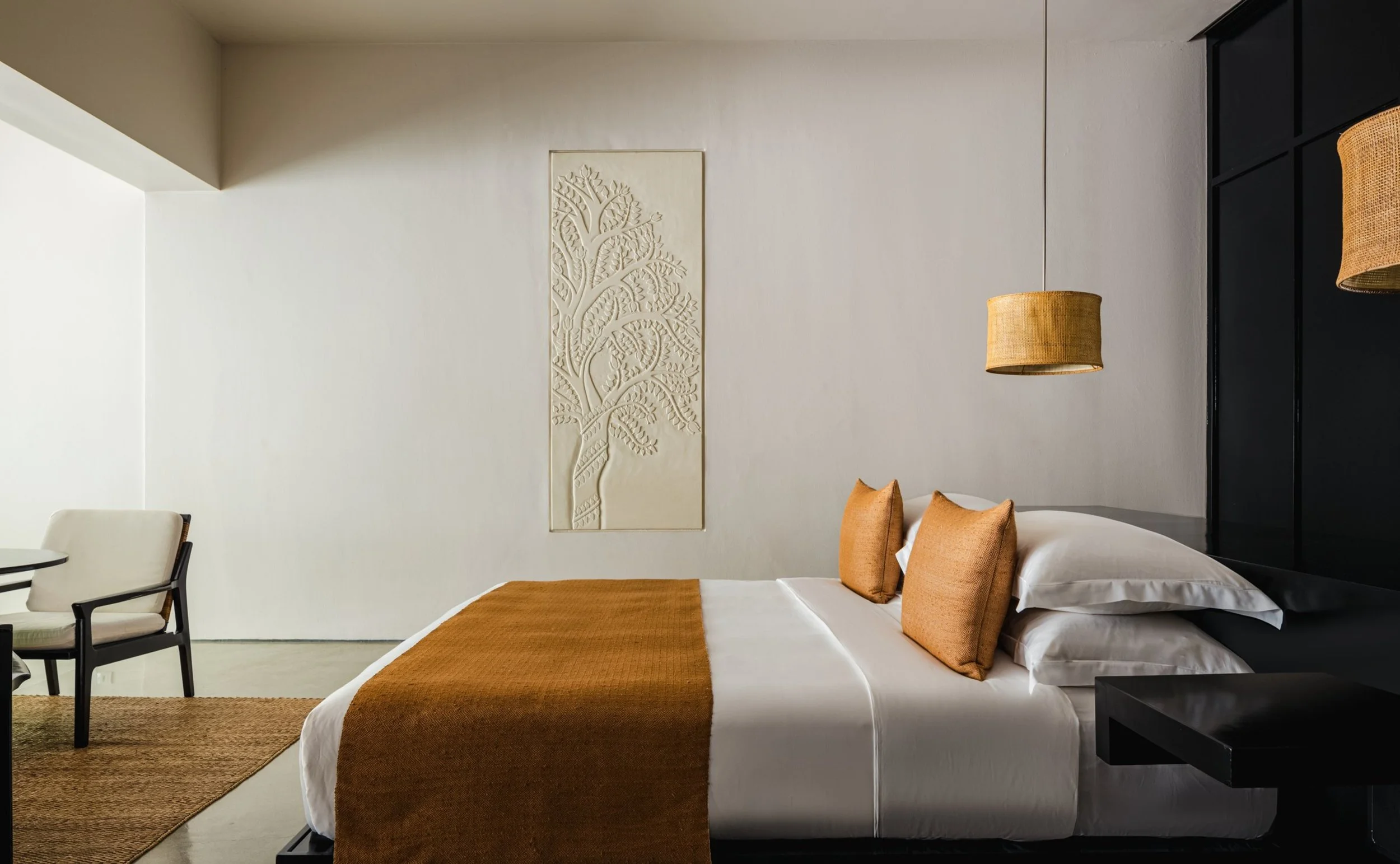 11-suite-sitting-area-with-daybed-and-timber-finishes.jpg