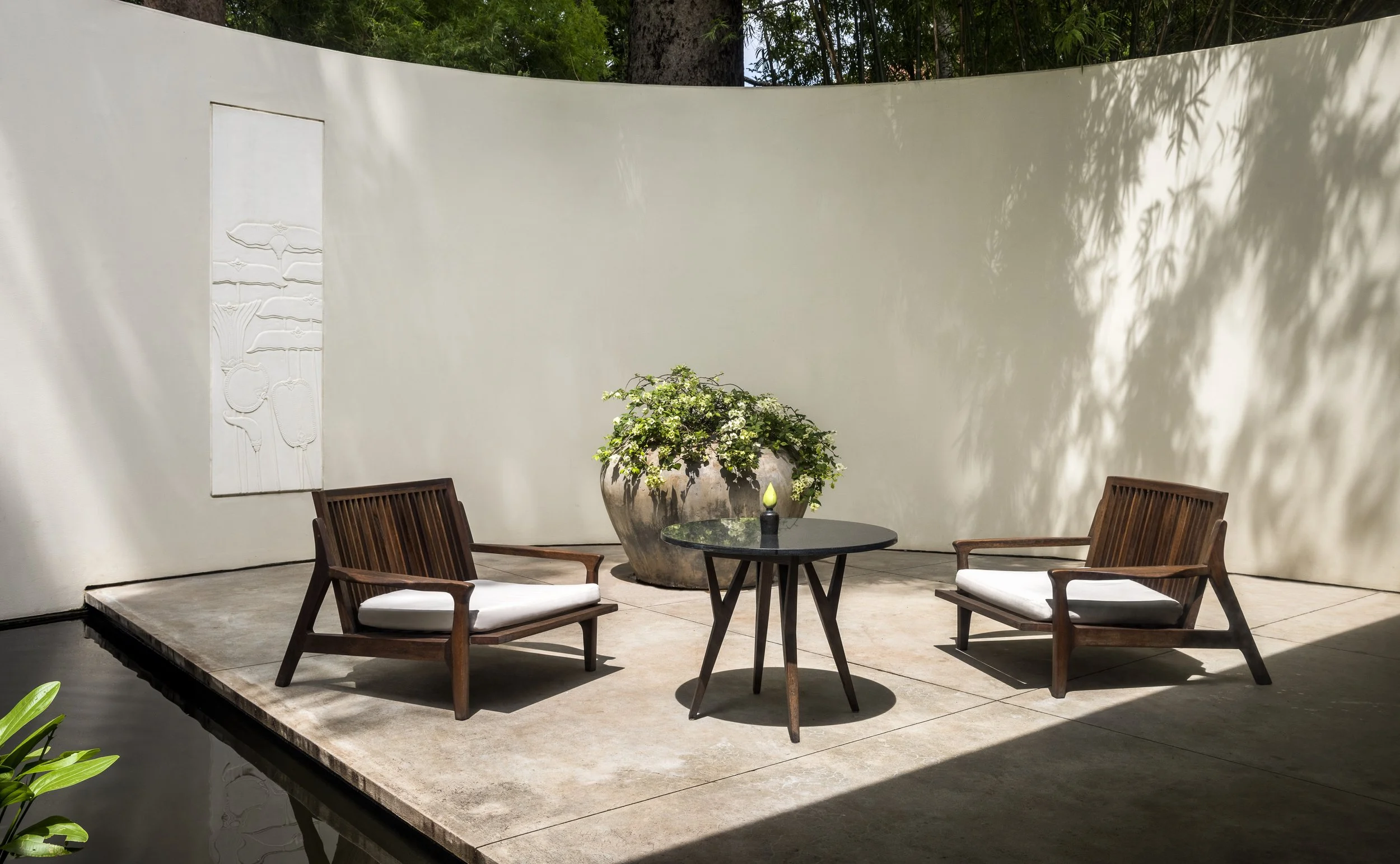 07-amansara-courtyard-seating-in-afternoon-light.jpg