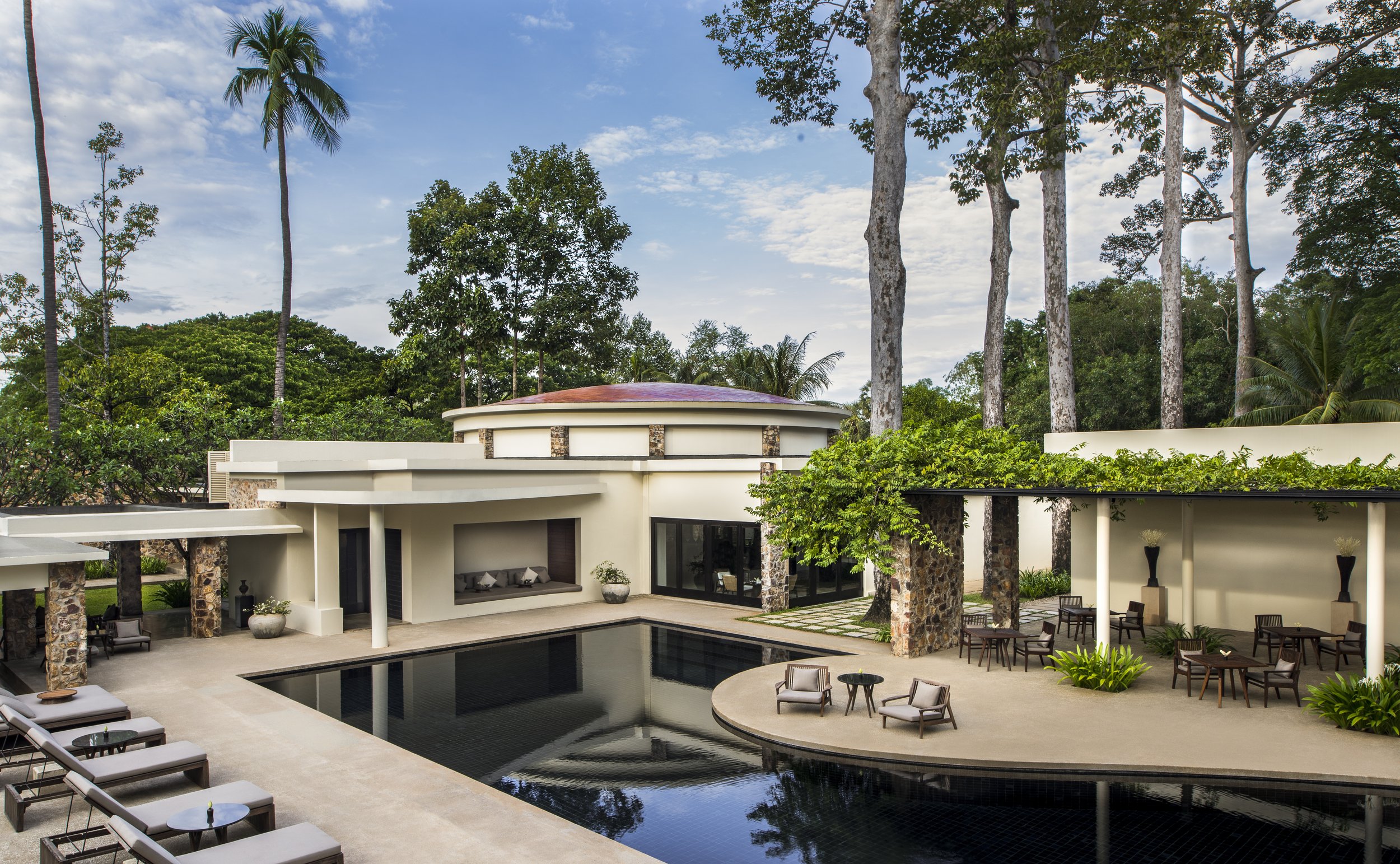 01-amansara-main-pool-and-modernist-pavilion.jpg