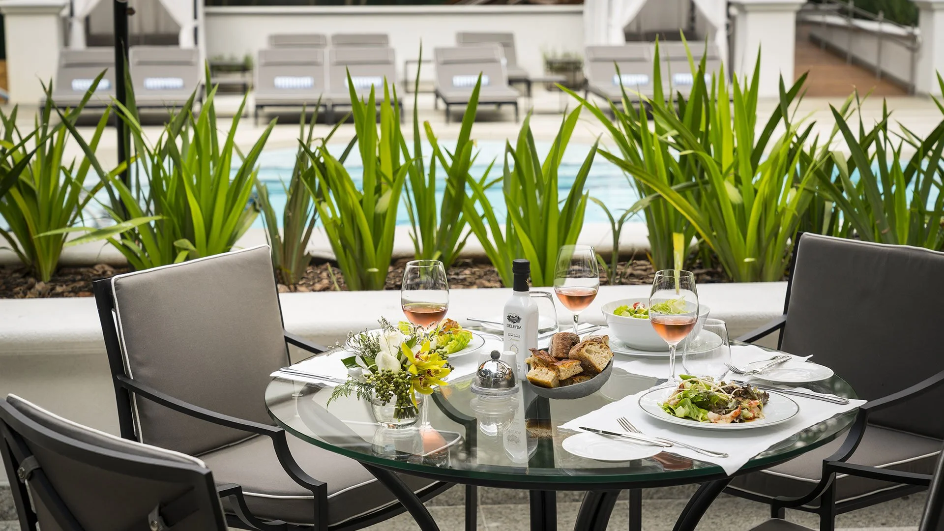 26-pool-bar-dining.jpg