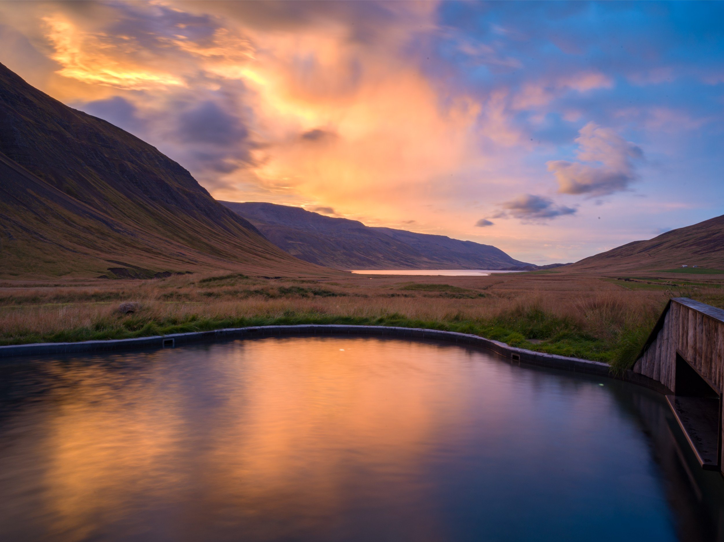 17-outdoor-pool-at-sunset.jpg