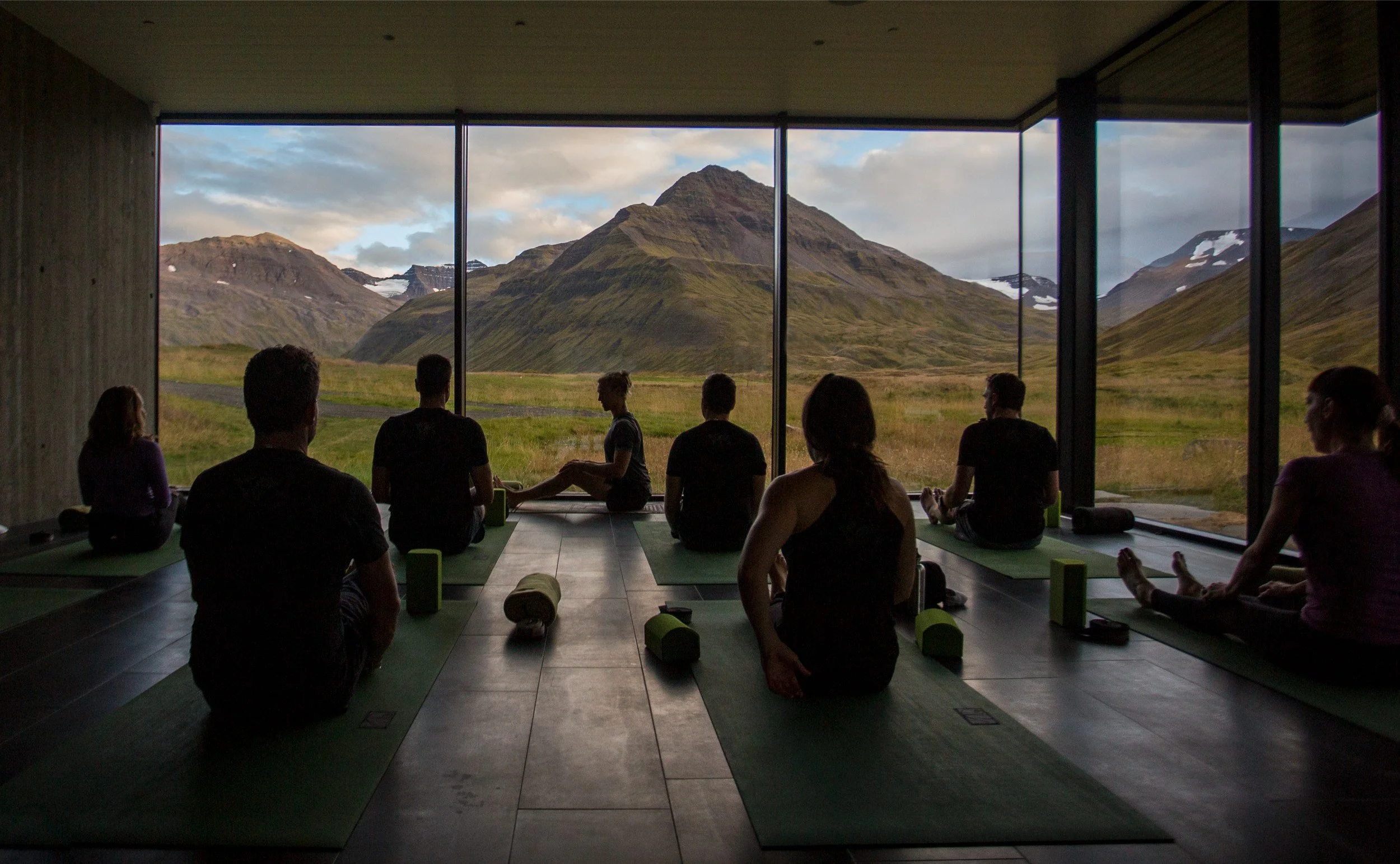20-group-yoga-with-mountain-views.jpg