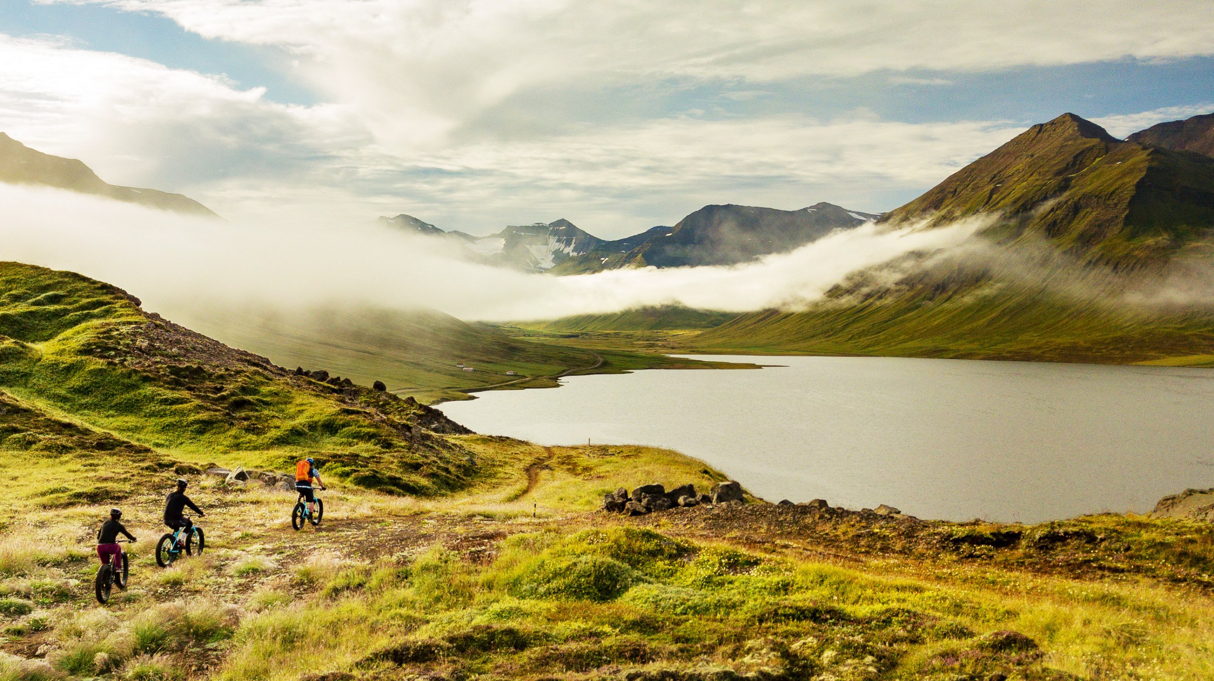 28-cyclists-above-a-lake.jpg