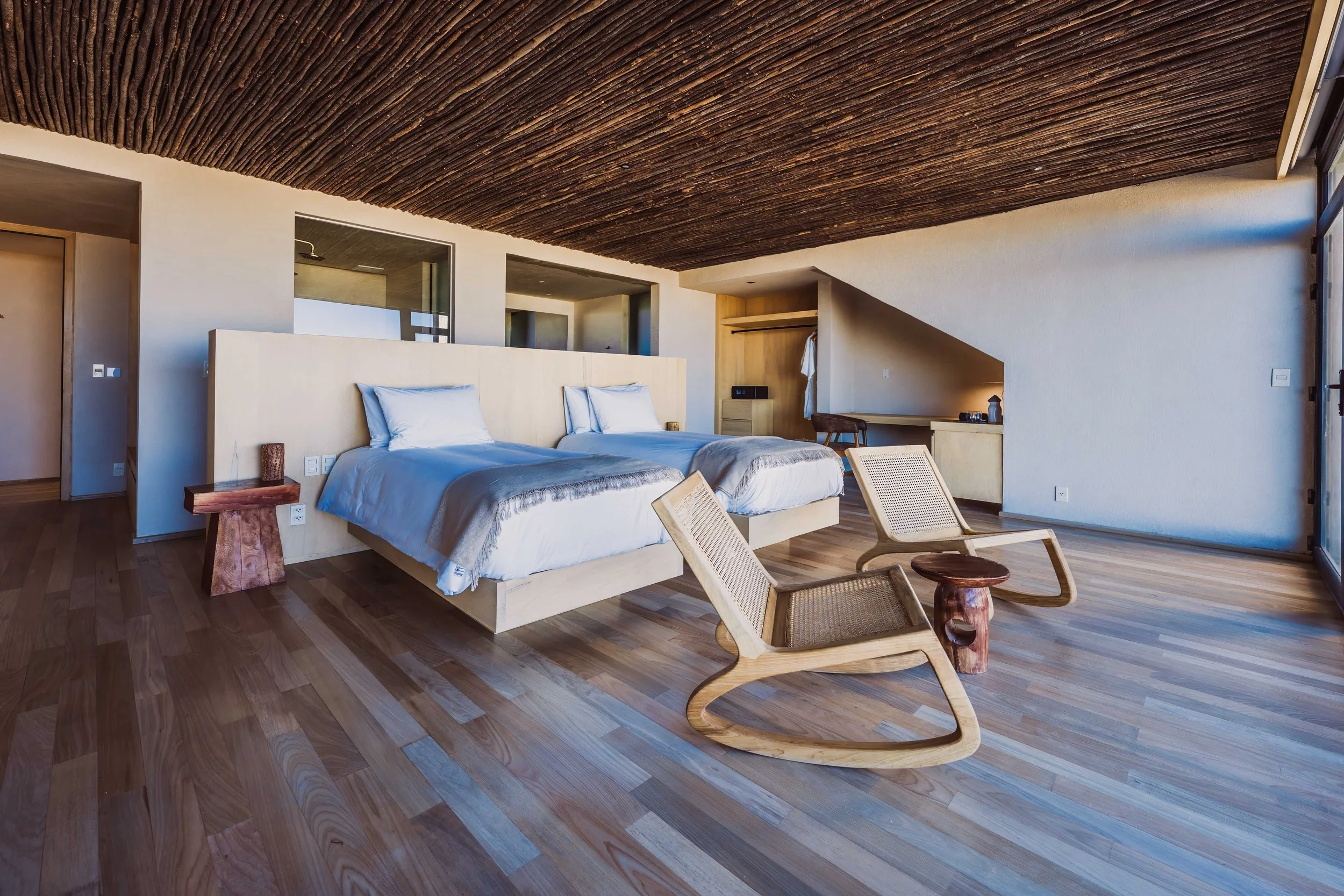 05-guest-room-photographed-in-a-twin-bed-arrangement.jpg