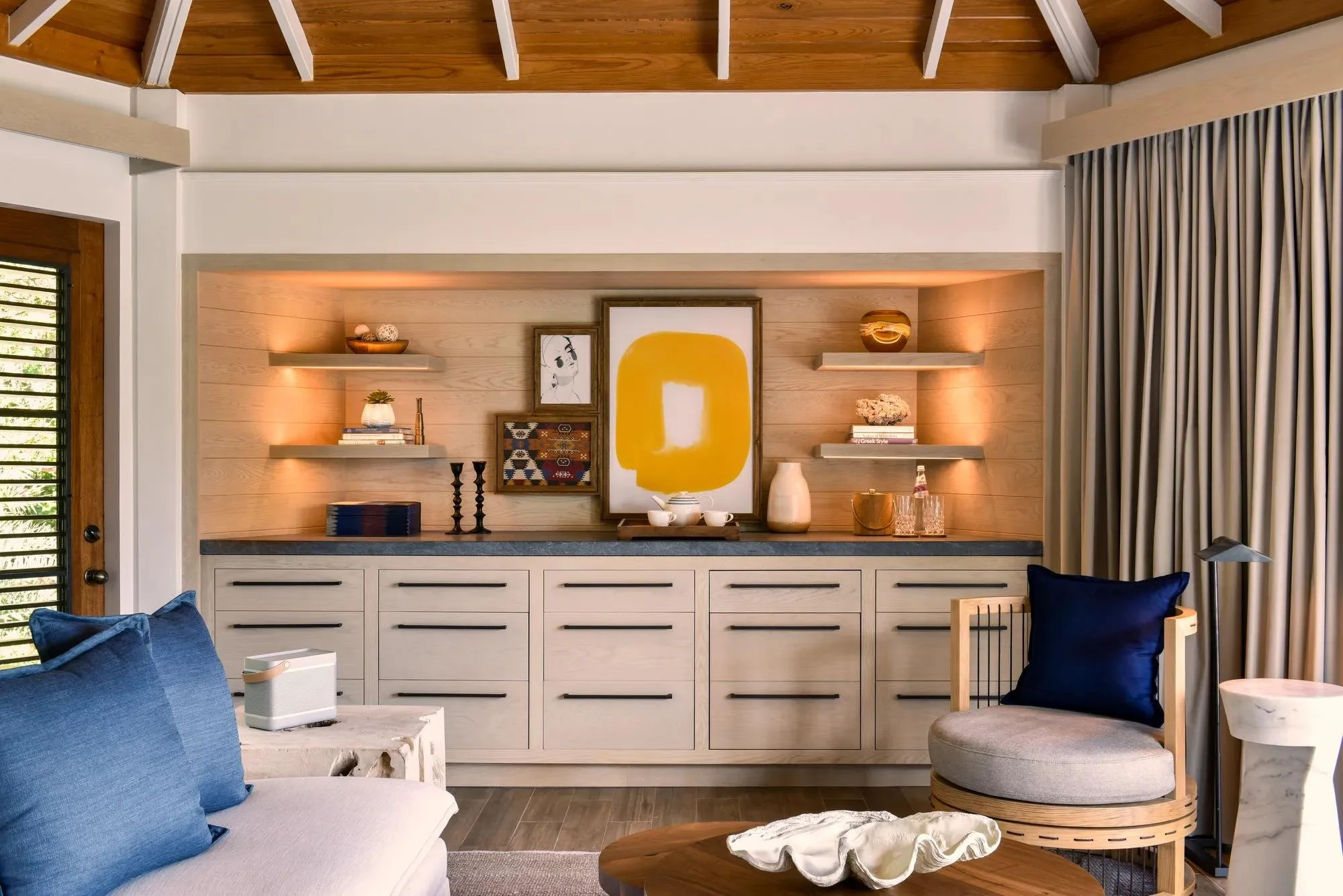 14-grand-one-bedroom-pool-suite-living-area.jpg
