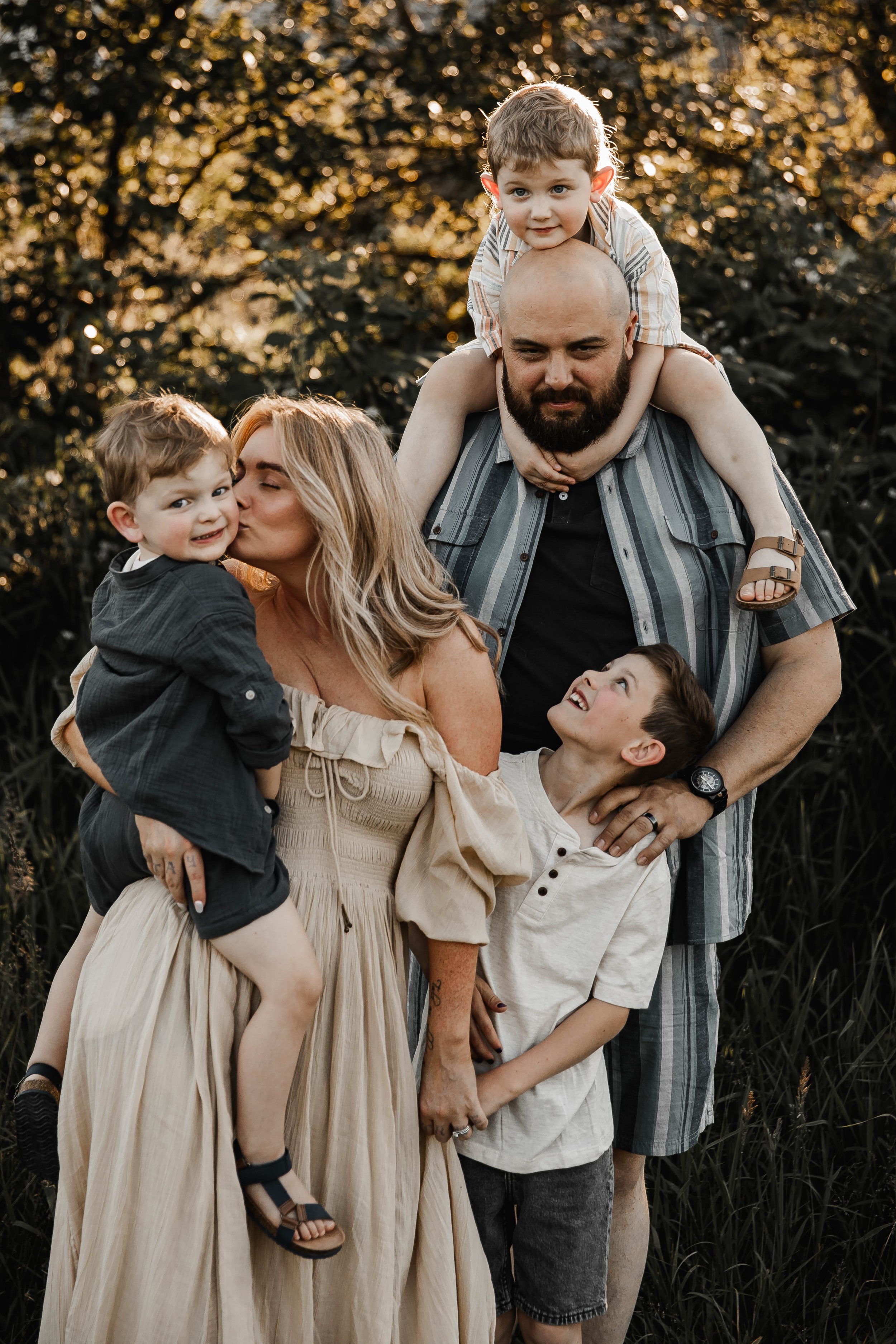Outdoor family photography with beautiful natural light and relaxed portraits. golden hour at pitt lake