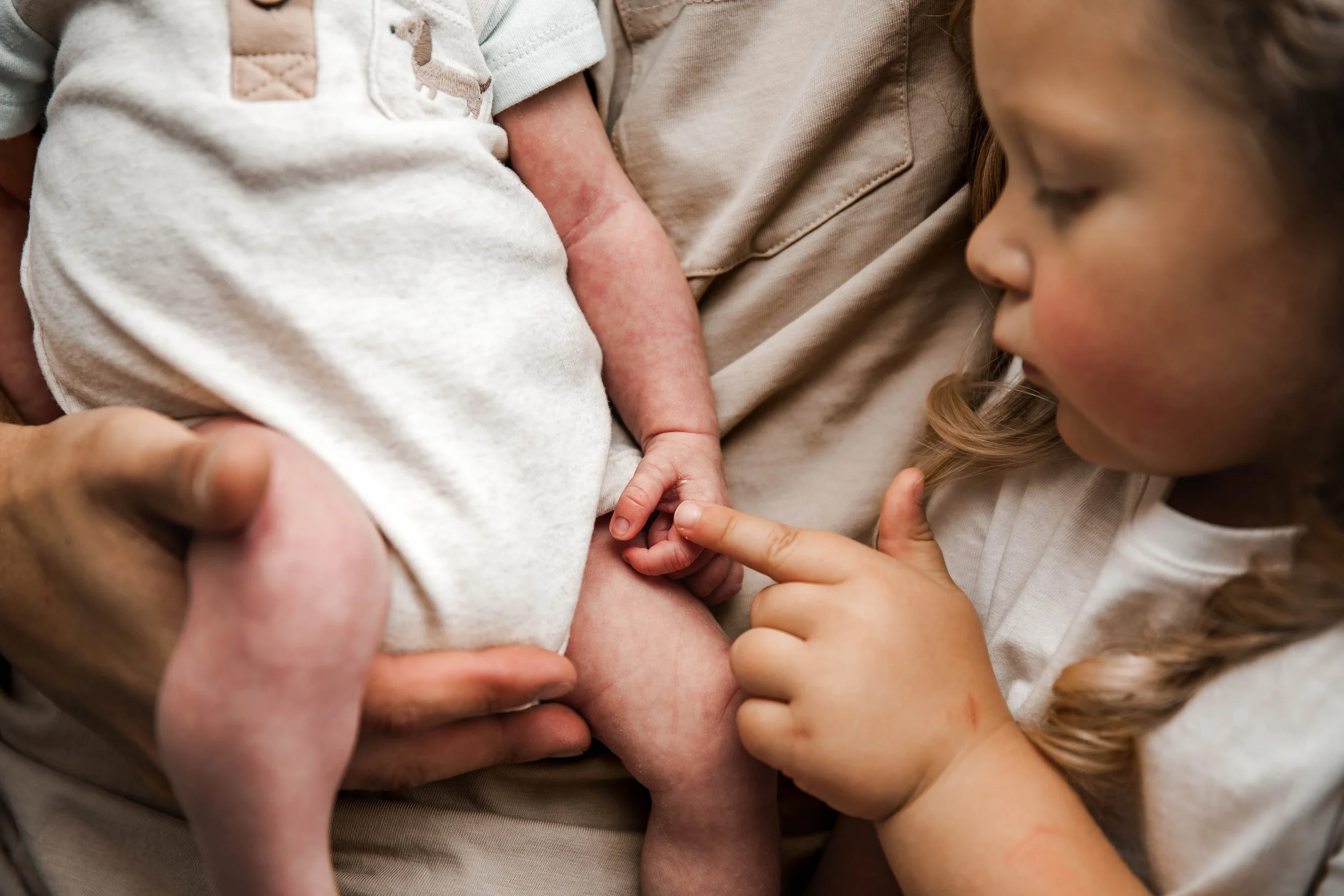 Beautiful family portraits with a relaxed, timeless photography style.