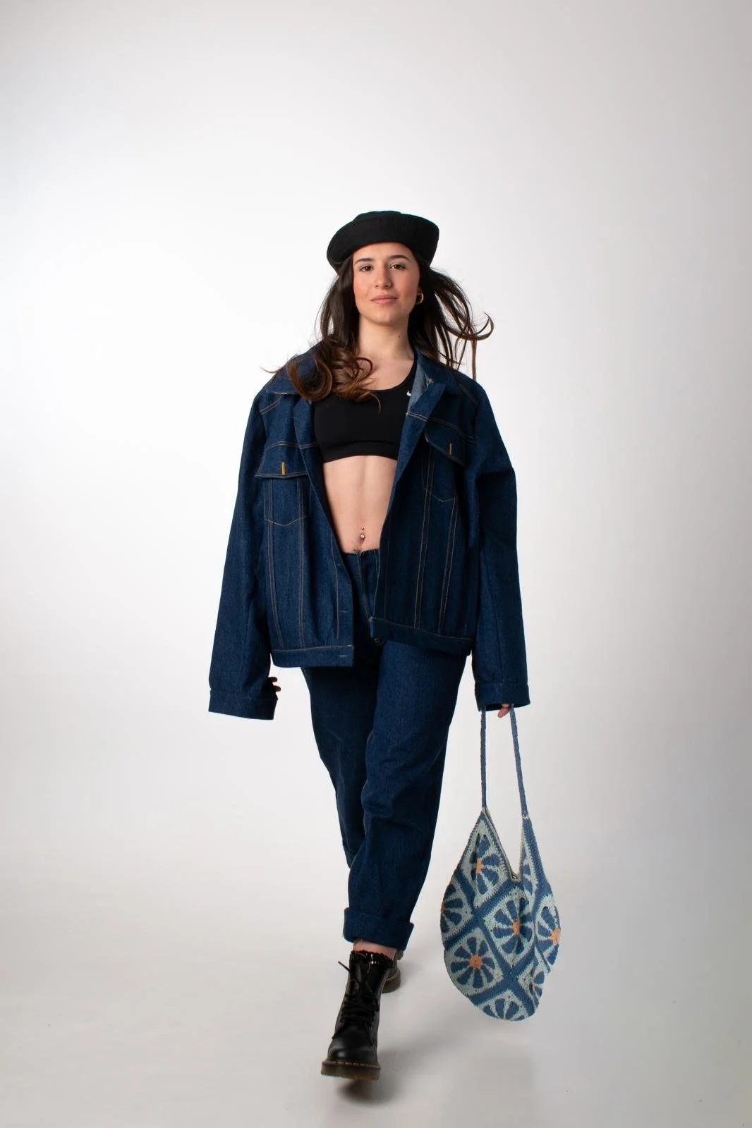 Jaqueta i pantaló Denim
Dissenyadora: Mariona Barceló
Confeccionada: Mariona Barceló
Estilista: Mariona Barceló
Temporada: SS26
Projecte Diploma Qstura
Model: Laia Font
Fotgrafia: Alba C. Paz