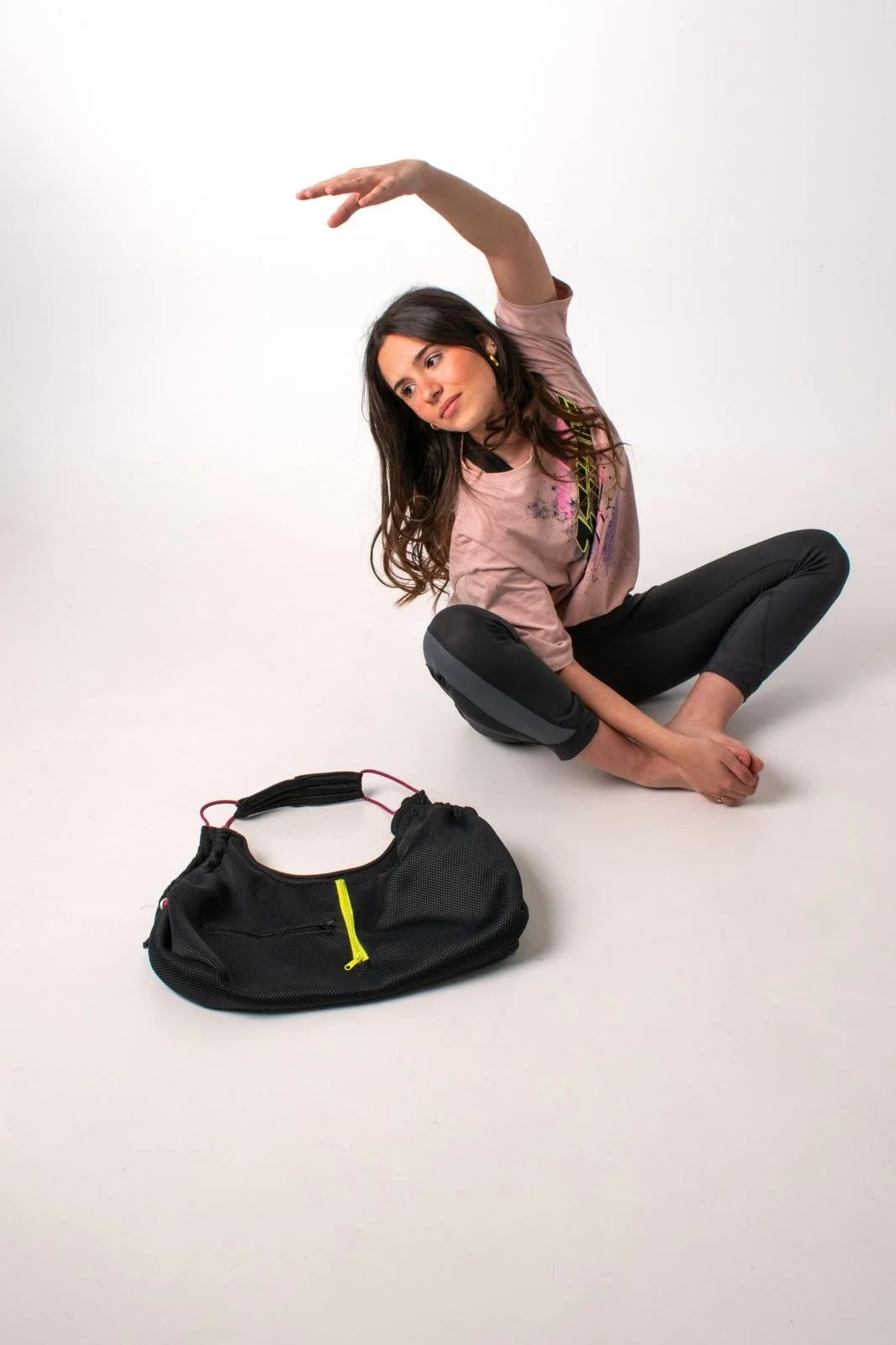 Look esportiu amb bolso
Dissenyadora: Mariona Barceló
Confeccionada: Mariona Barceló
Estilista: Mariona Barceló
Temporada: SS26
Projecte Diploma Qstura
Model: Laia Font
Fotgrafia: Alba C. Paz
