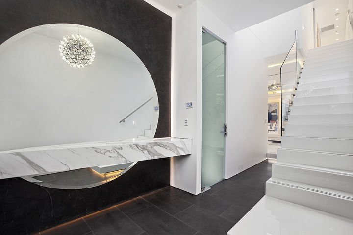 Contemporary Home: Entry & Staircase