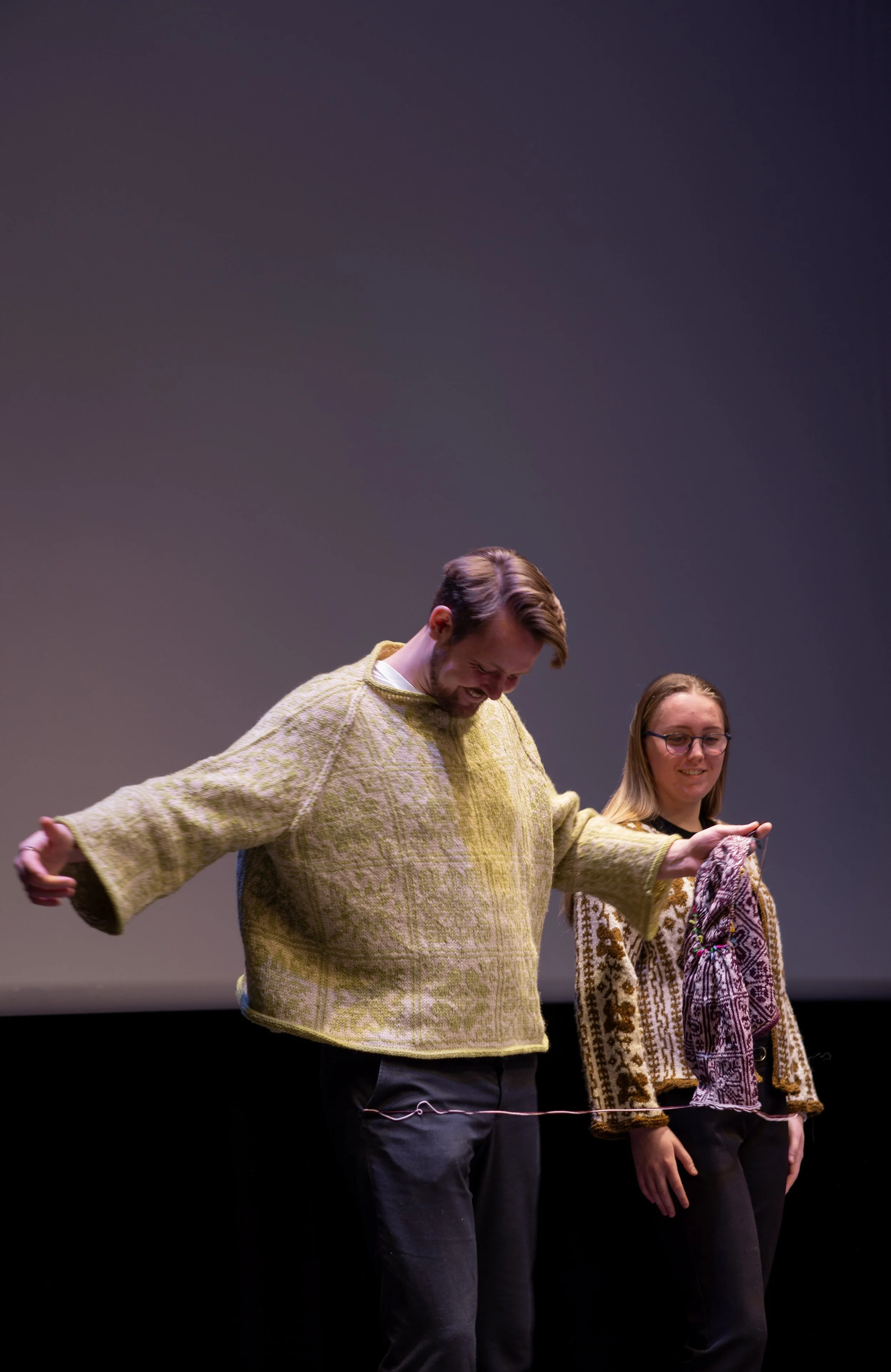 Ordføraren i Ulstein kommune Stian Skorgen Scheide under sunnmore strikkefestival 2026, som mannekeng iført strikkagensar.