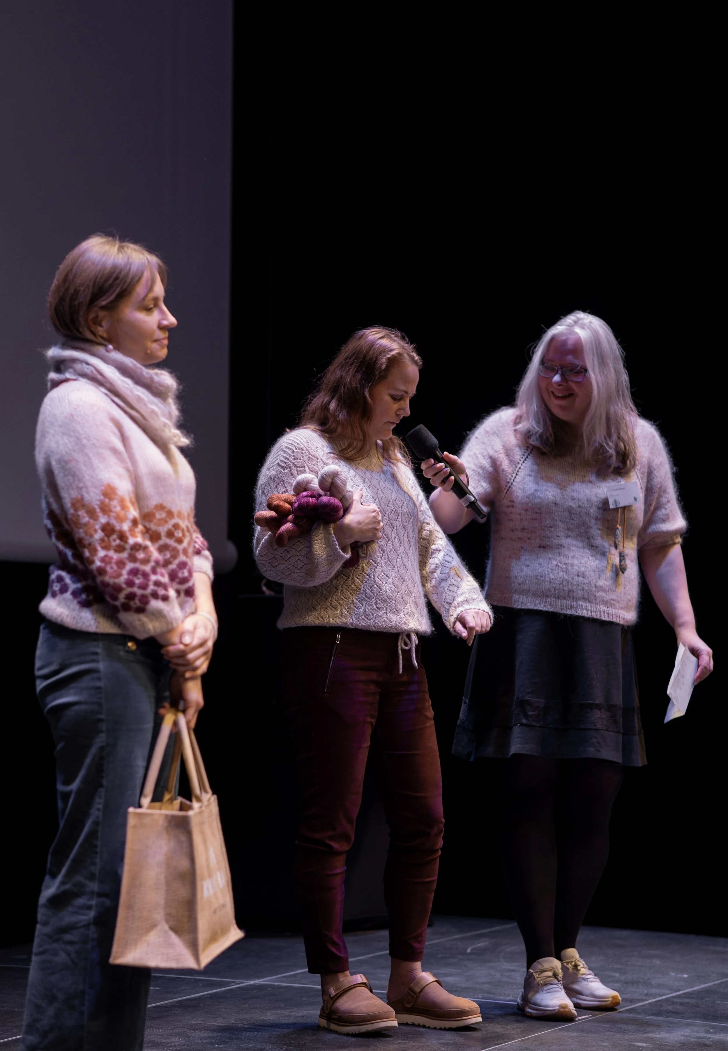 Speed-date med utstillar - Hettestrikk. På scena under sunnmore strikkefestival 2026.
