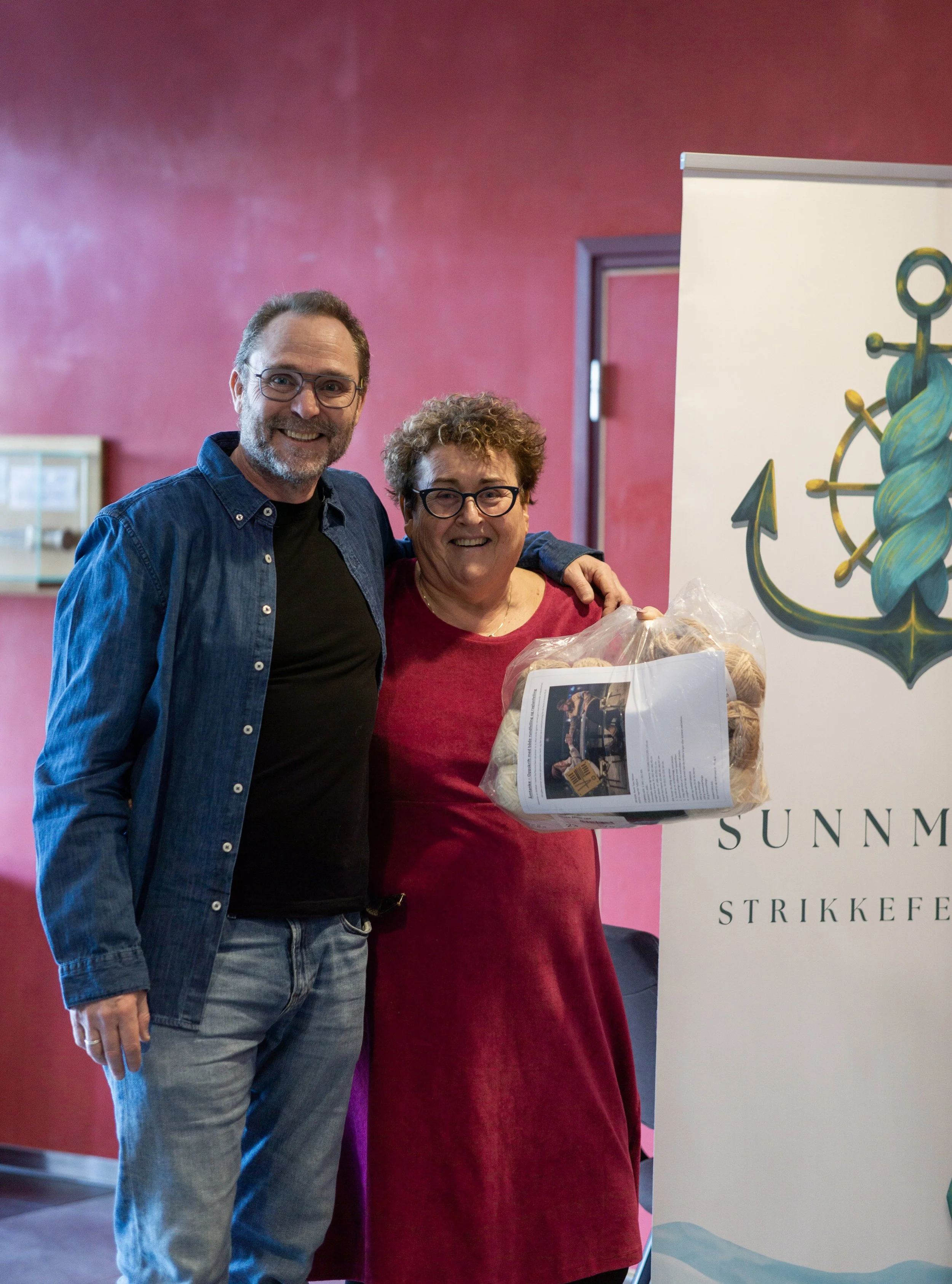 Remi Tasc & Olaug Bollestad under sunnmore strikkefestival 2026. Olaug har mottatt ein strikkepakke til Åmtanke-gensar, av Remi Tasc. 