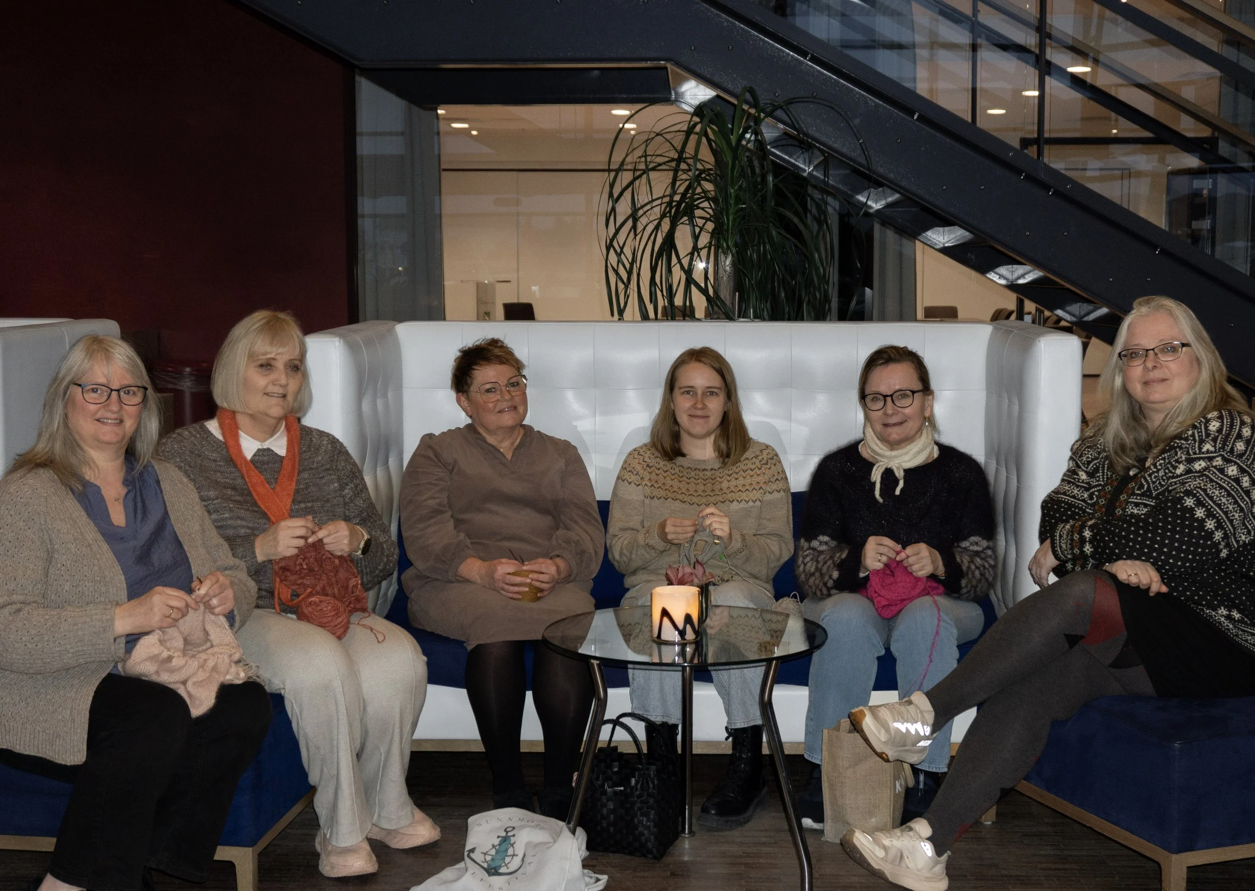 Sunnmøre Strikkefestival sin festivalkomite. Arrangementskomiteen: Frå venstre: Liv Randi Djupvik Knotten, Torill Haddal, Siv-Marit Røyset Kaldhol, Amalie Stette Olsen, Mona Voldsund og Linda Eikrem. Foto: Festivalfotograf Marte Skodjevåg Sundgot.