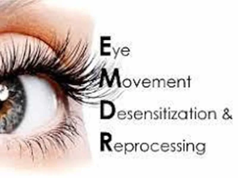 Close-up van een oog met lange wimpers naast tekst die EMDR beschrijft, inclusief de woorden Eye Movement Desensitization & Reprocessing.