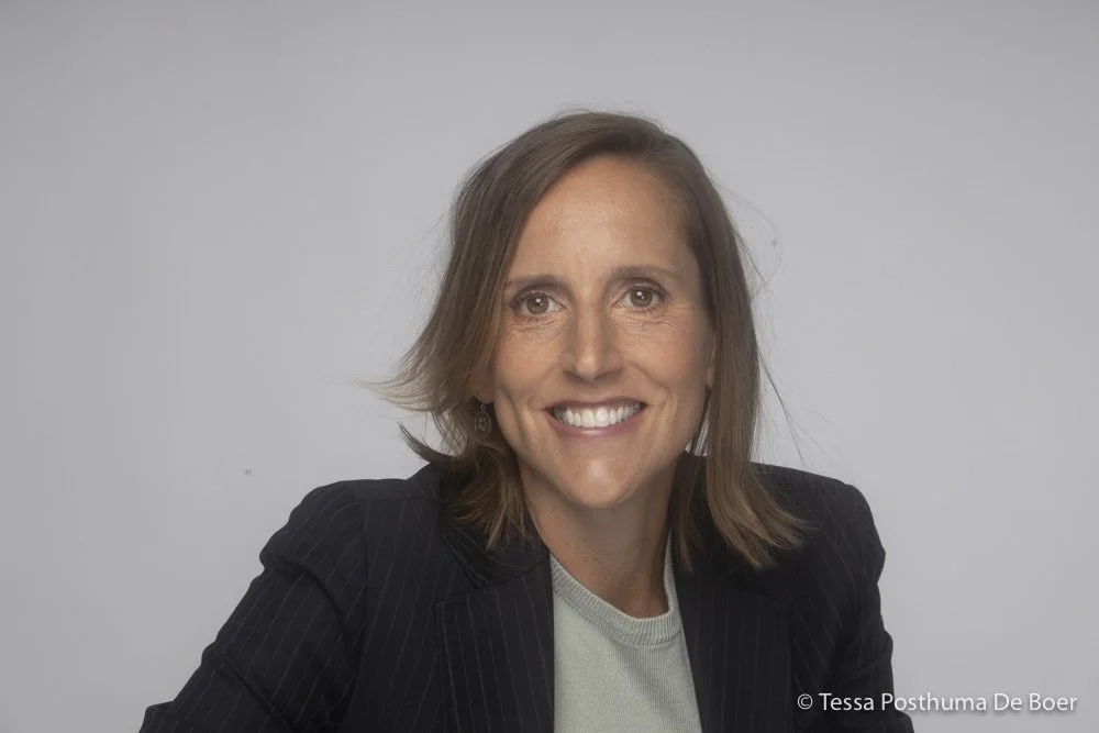 Een therapeut die vertrouwen uitstraalt, Roos Buitenhuis. Hypnotherapeut in Amsterdam Noord, EMDR therapeut in Amsterdam.
