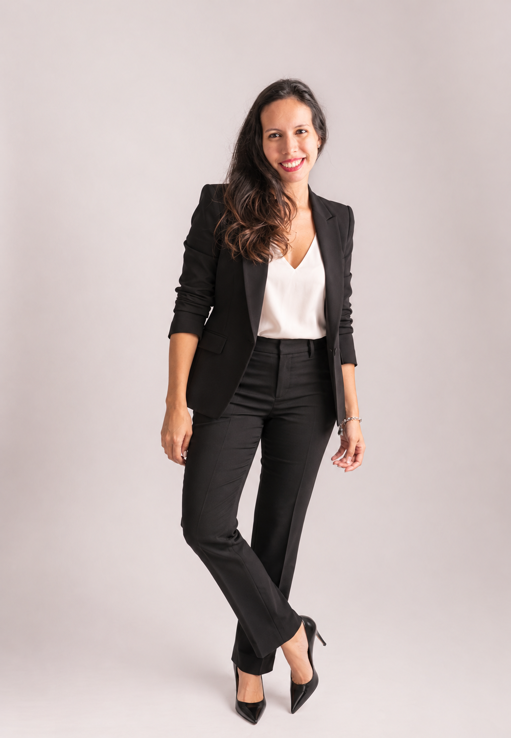 Virginia Bonini, Martillera y Corredora Pública, provincia de Neuquén, Argentina, en una fotografía de presentación profesional con traje negro.