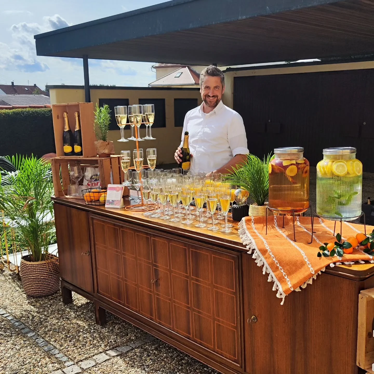 Wir sind schon mal ready......fehlt nur noch das Brautpaar und die G&auml;ste 🙌🏻🤩😊🧡🥂🍾
#sektempfang #kirchlichetrauung #rollinspritzbar #cheers #hochzeit